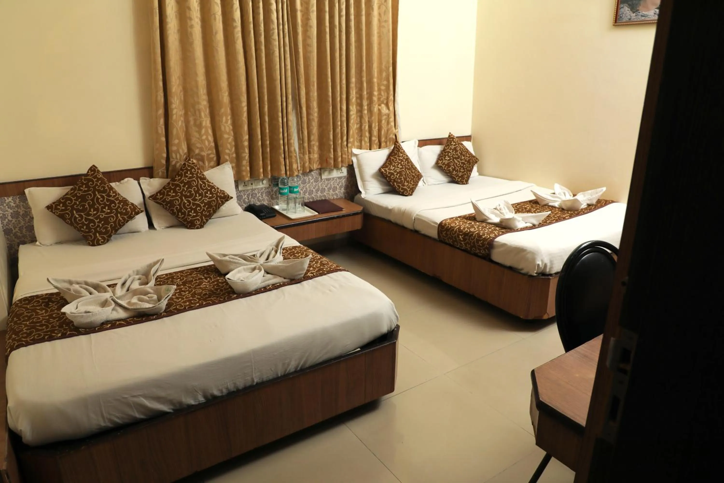 Bed in Hotel Sai Grand Castle Inn