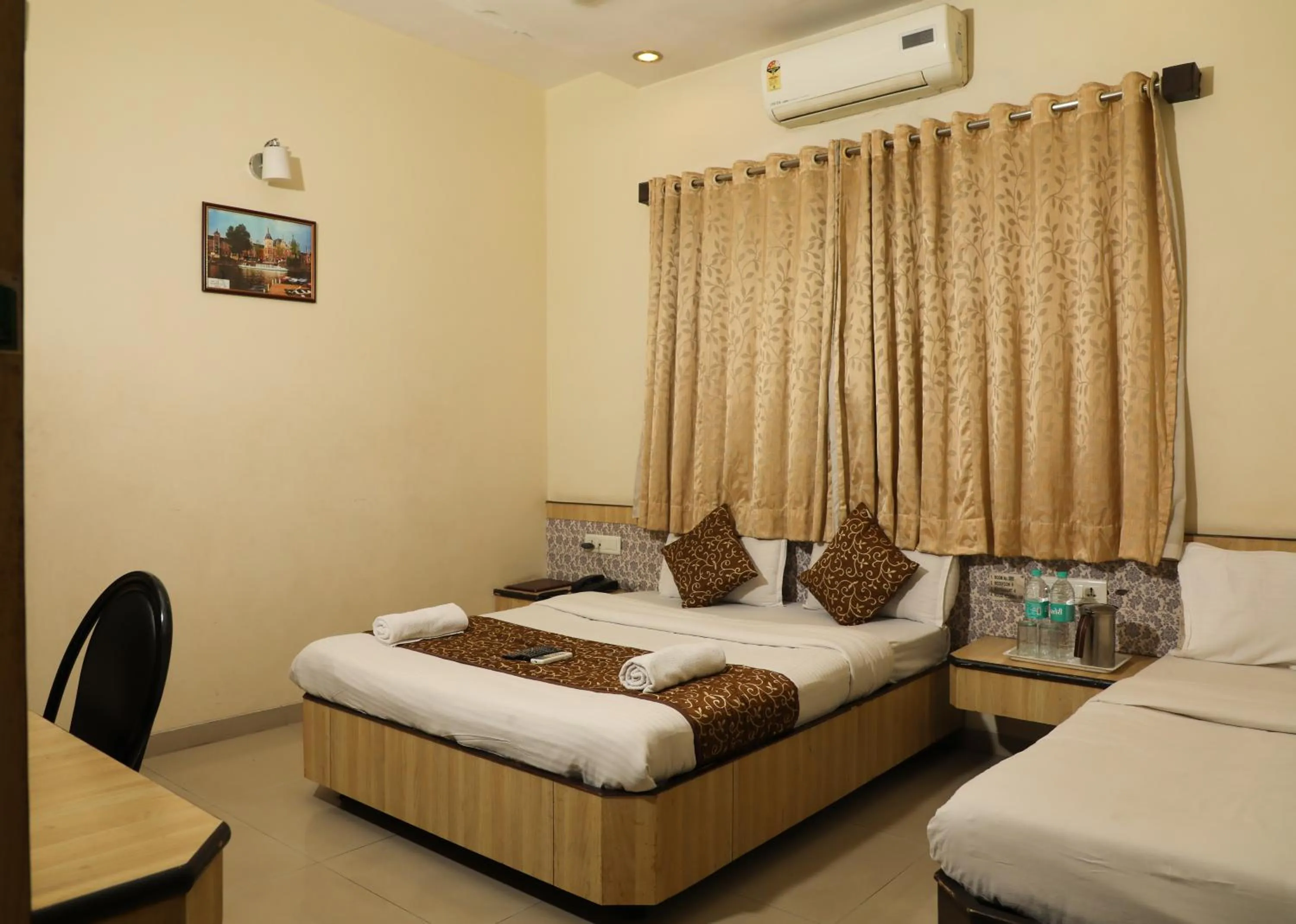 Bed in Hotel Sai Grand Castle Inn