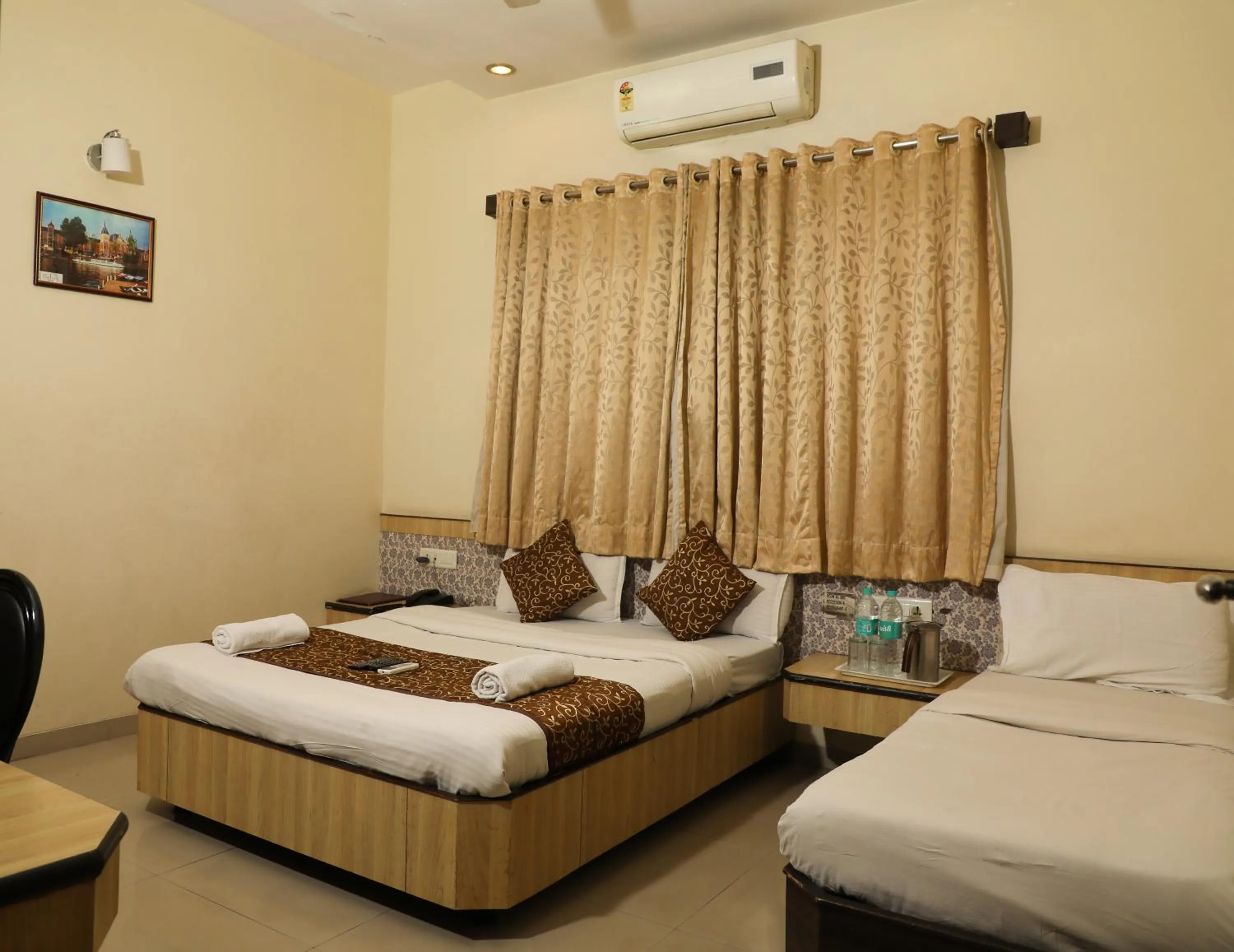 Bed in Hotel Sai Grand Castle Inn