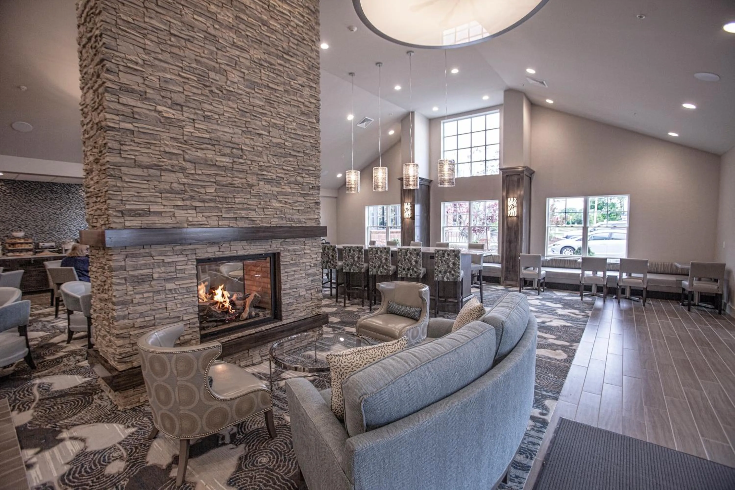 Communal lounge/ TV room in Howard Johnson by Wyndham Middletown Newport Area