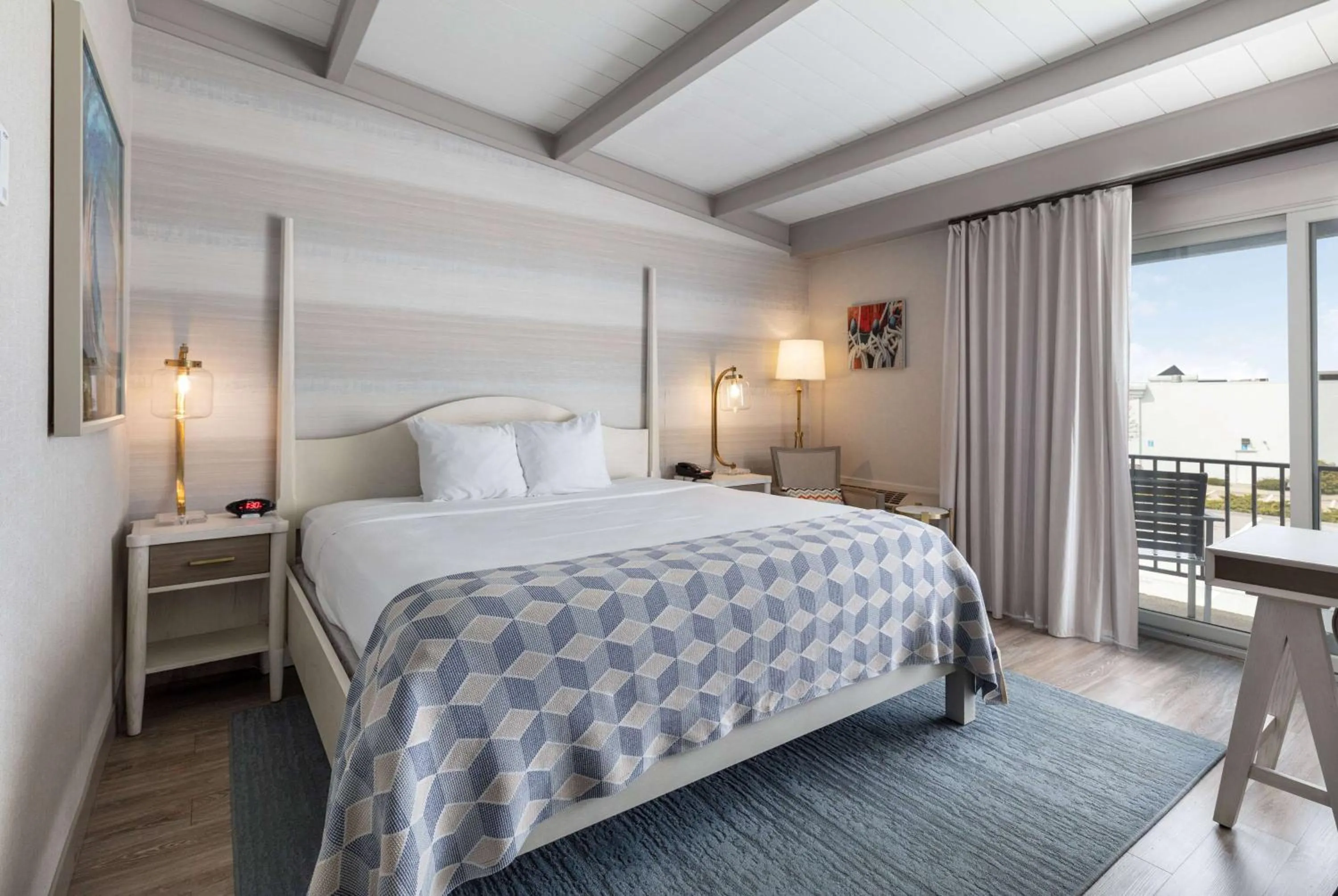 Photo of the whole room, Bed in Howard Johnson by Wyndham Middletown Newport Area