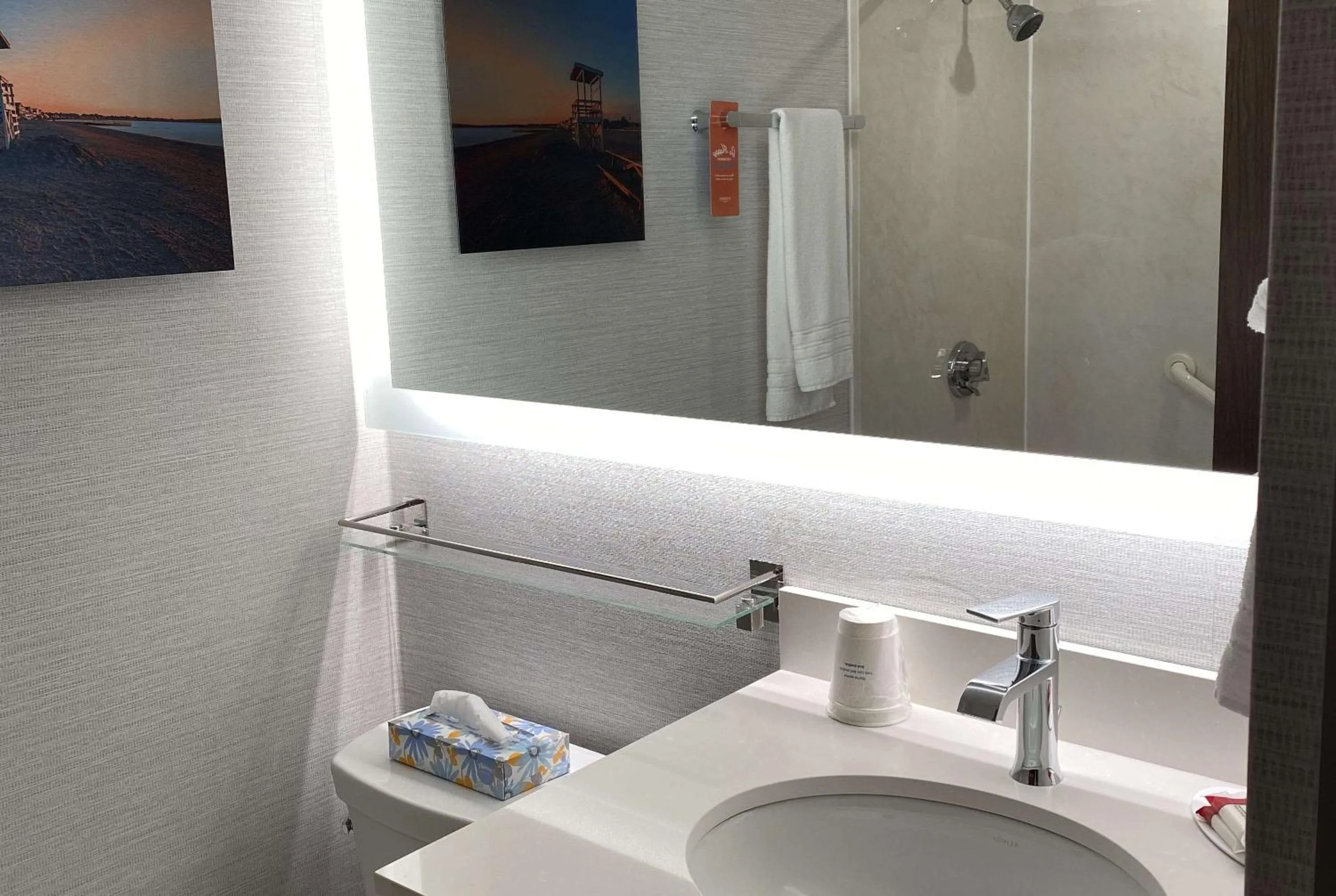 Bathroom in Howard Johnson by Wyndham Middletown Newport Area