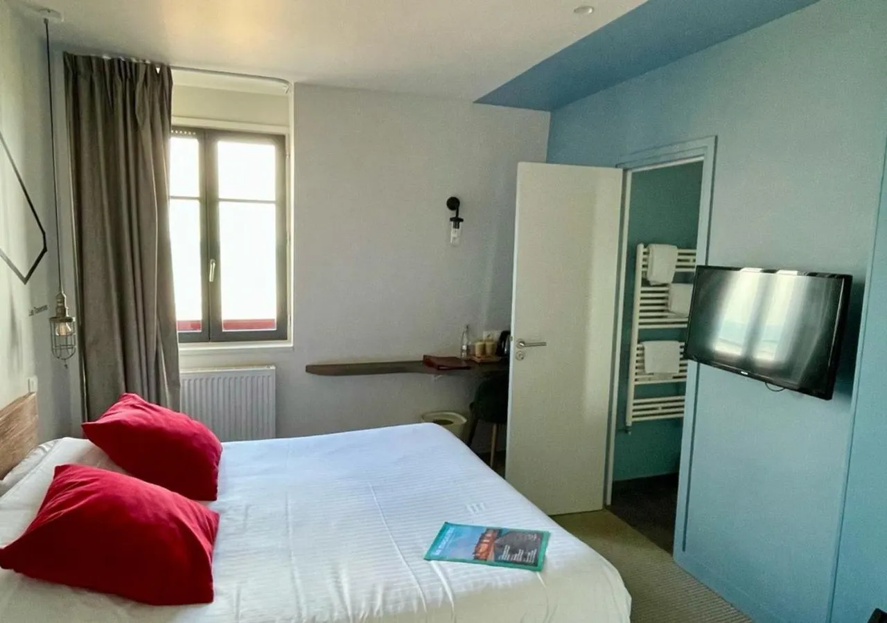 Bedroom, Bed in Hôtel Ar Iniz