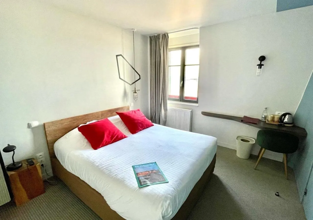 Bedroom, Bed in Hôtel Ar Iniz