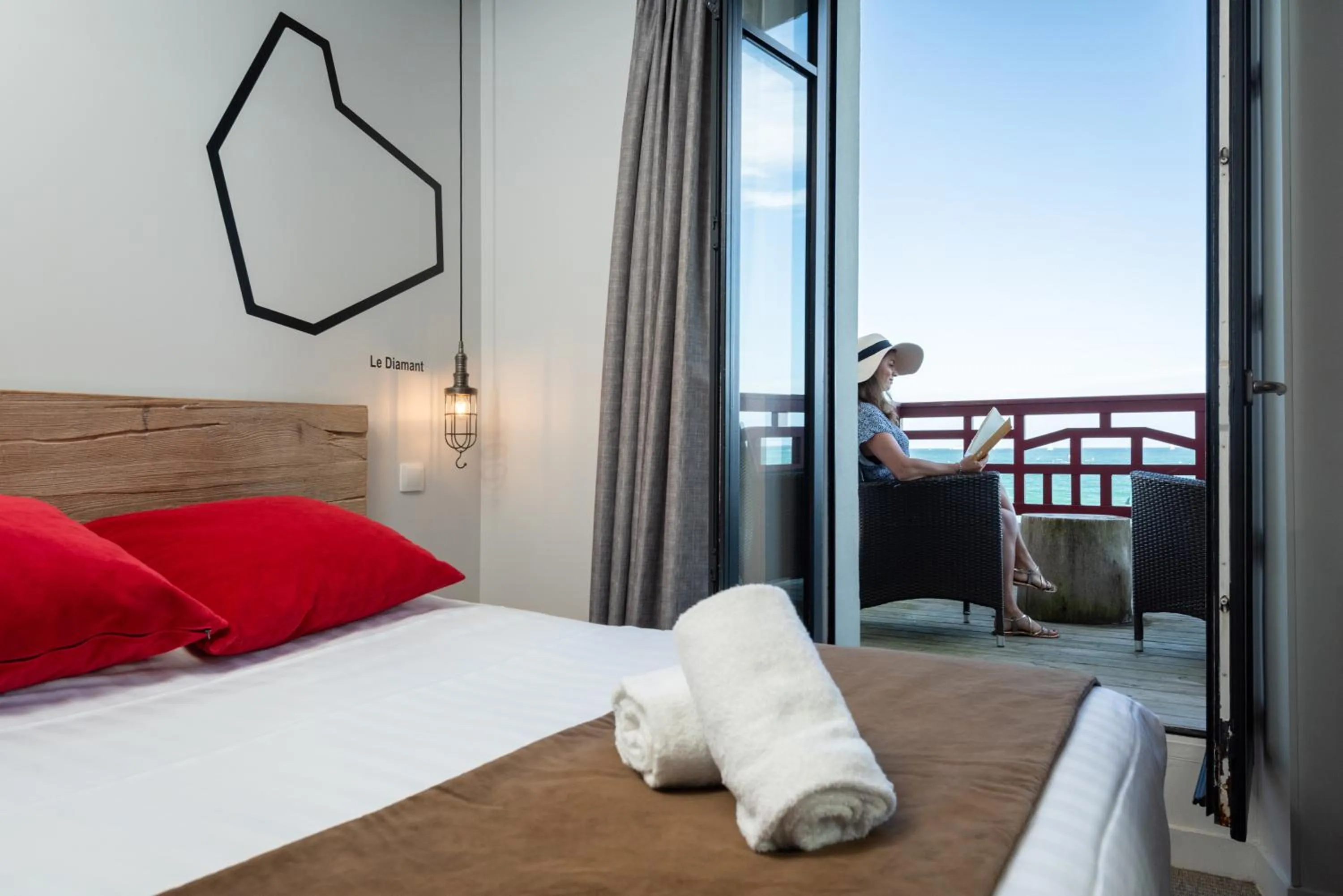 Balcony/Terrace, Bed in Hôtel Ar Iniz