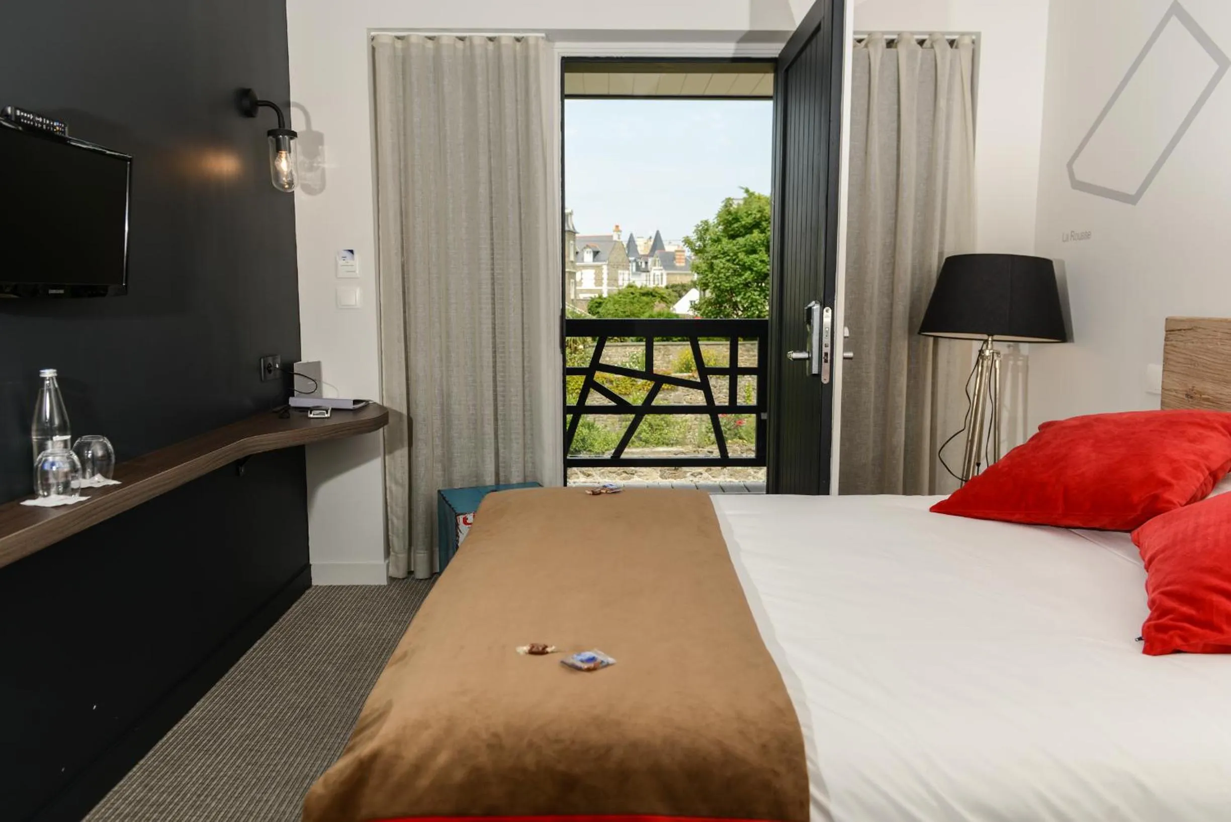 Day, Bed in Hôtel Ar Iniz