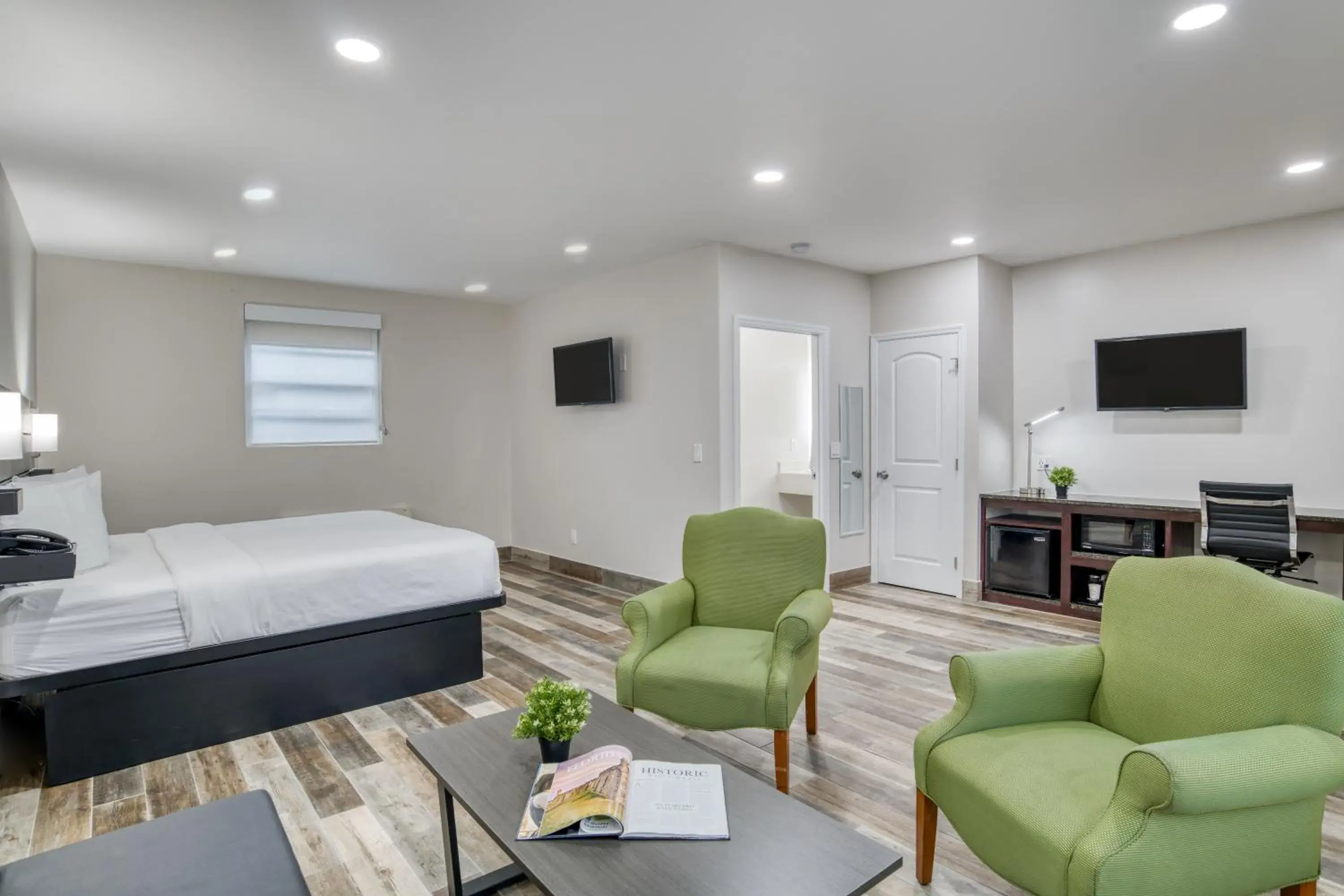 Deluxe King Suite - Non-Smoking in Villa 1565 - Saint Augustine Deluxe King Suite - Non-Smoking in Villa 1565 - Saint Augustine