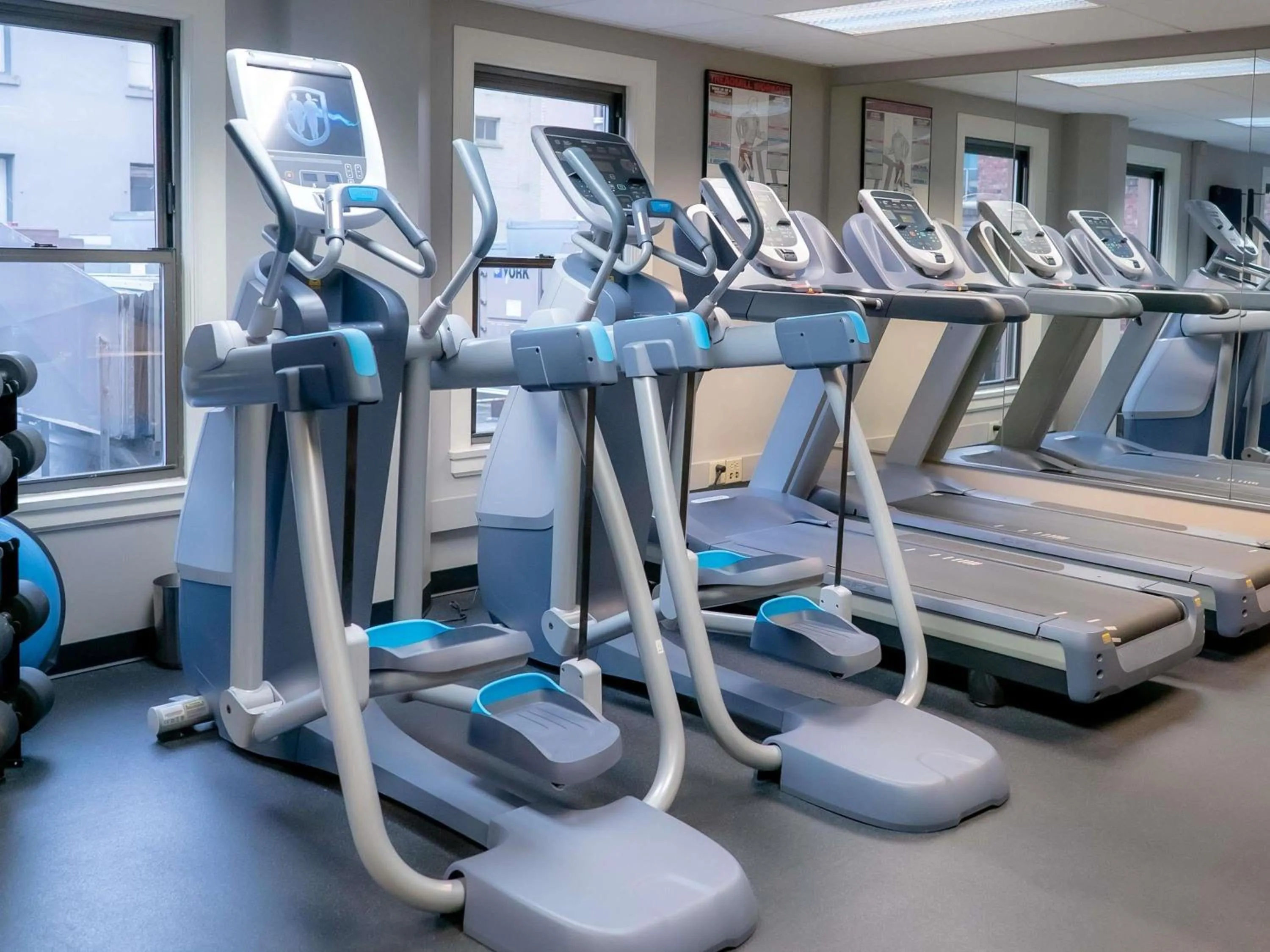 Fitness centre/facilities in Ändra Hotel Seattle - MGallery Collection