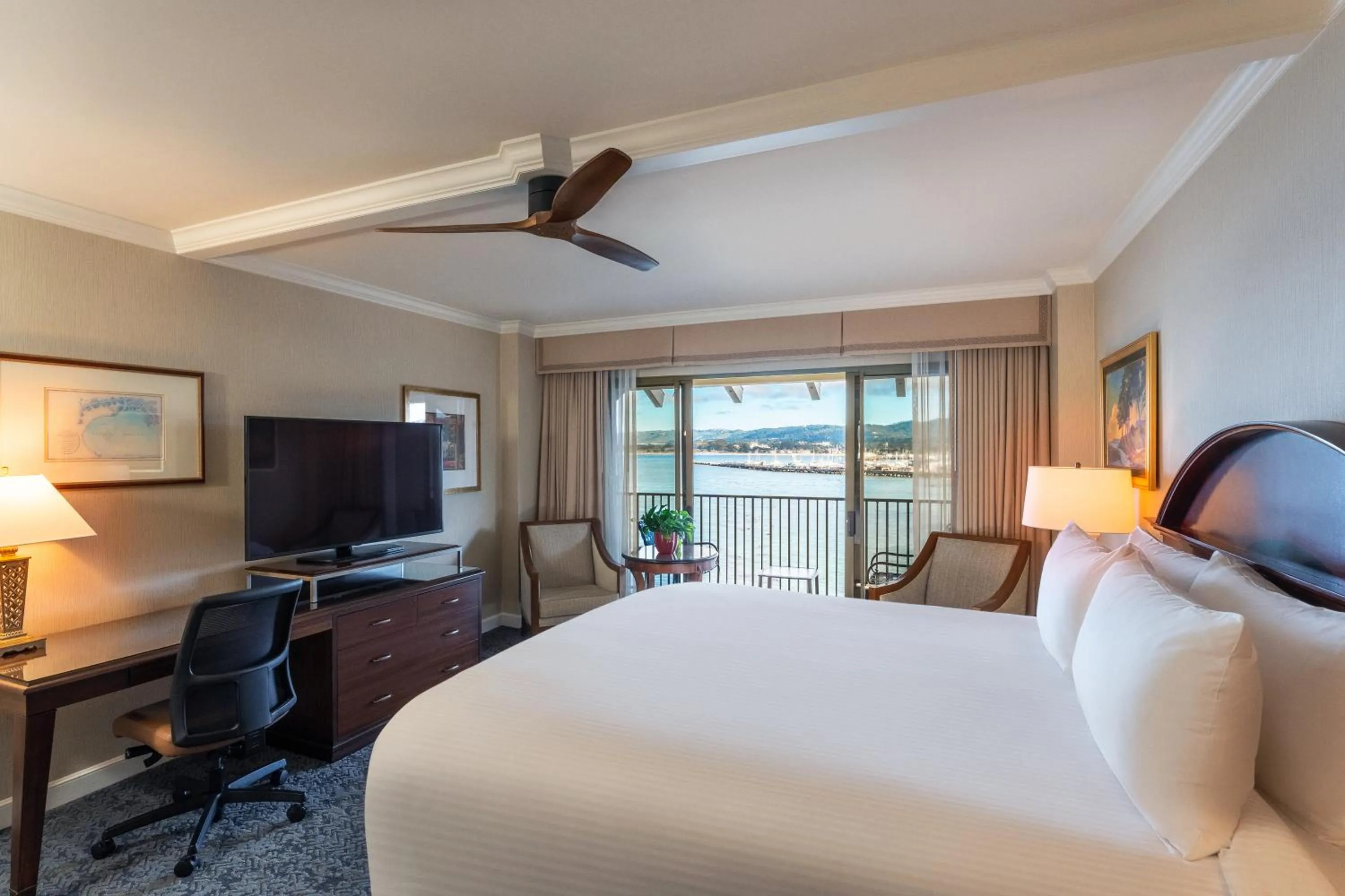 Bedroom, Bed in Monterey Plaza Hotel & Spa