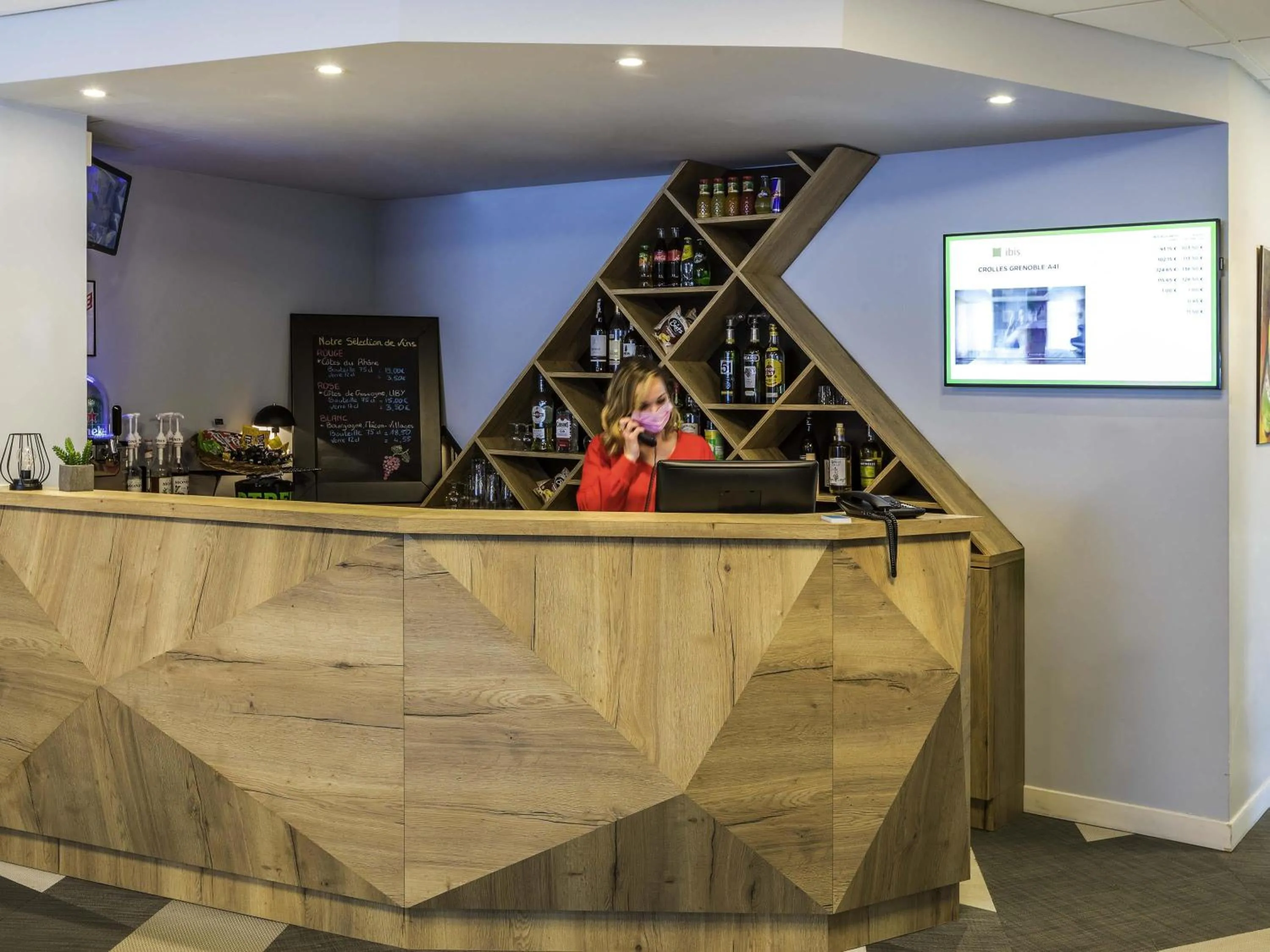 Lounge or bar in Ibis Styles Crolles Grenoble A41