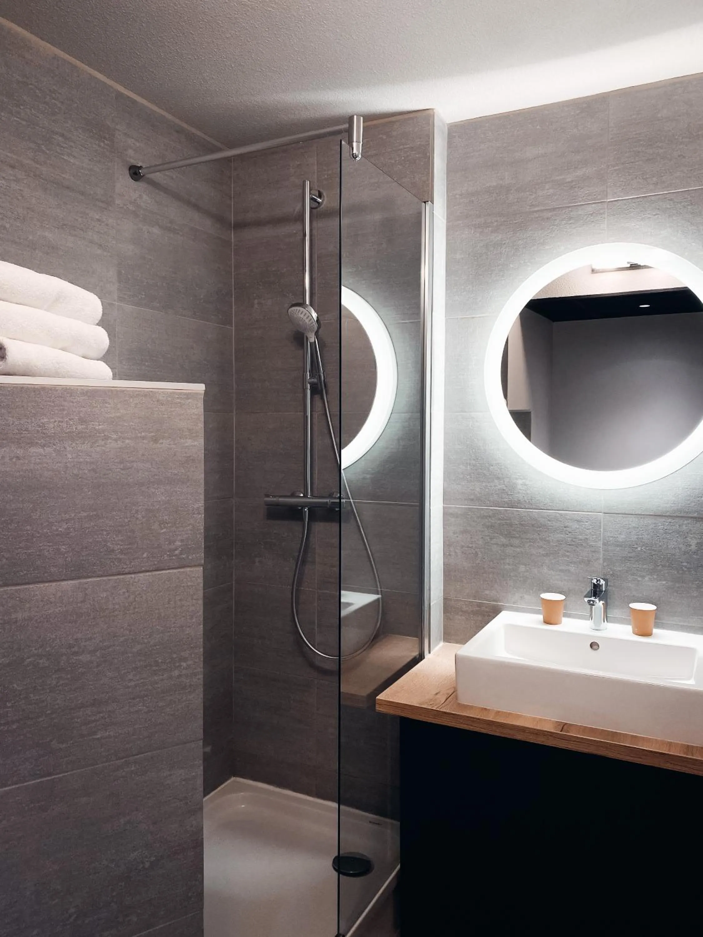 Shower in Ibis Styles Crolles Grenoble A41