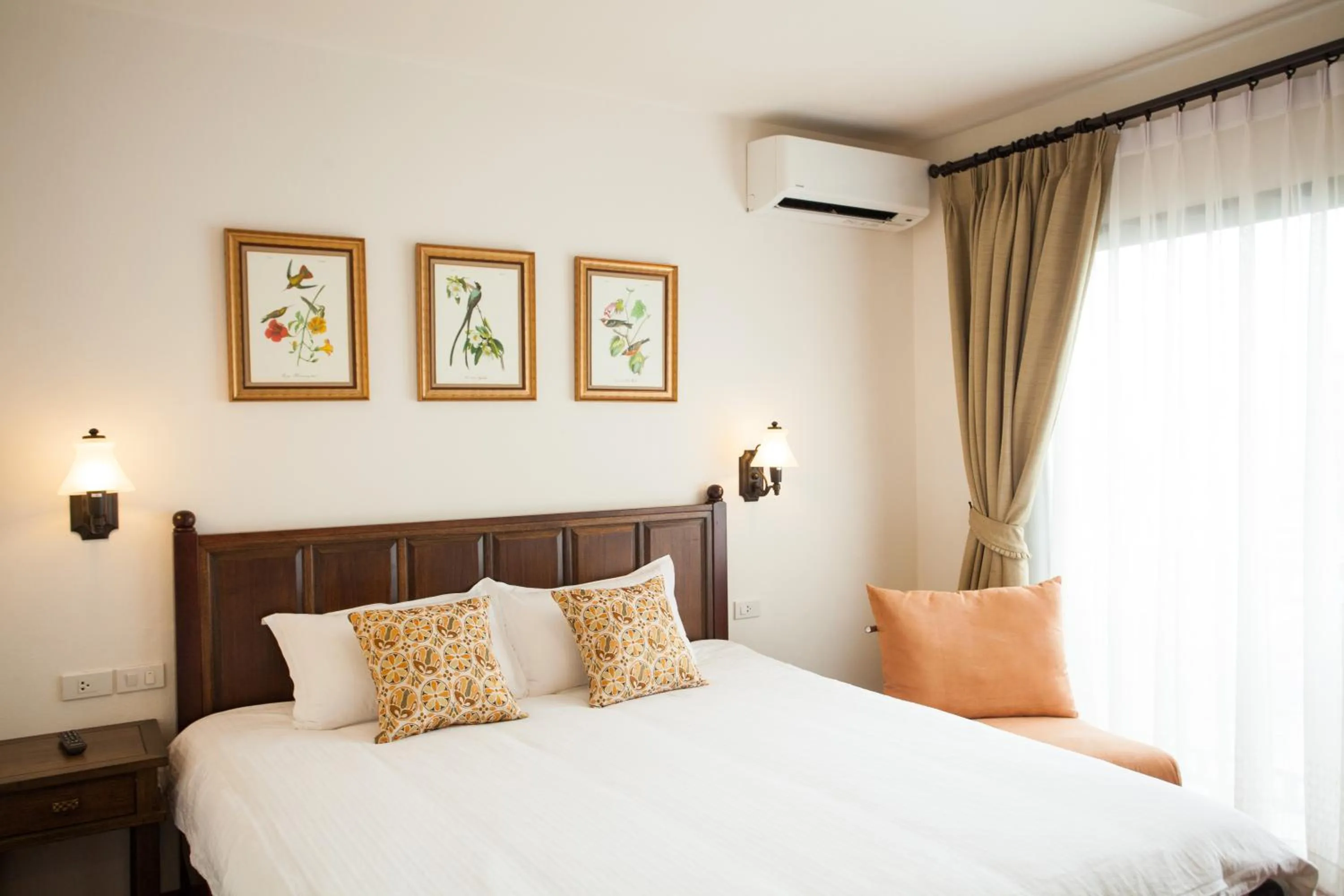 Bedroom, Bed in La Pillow 8