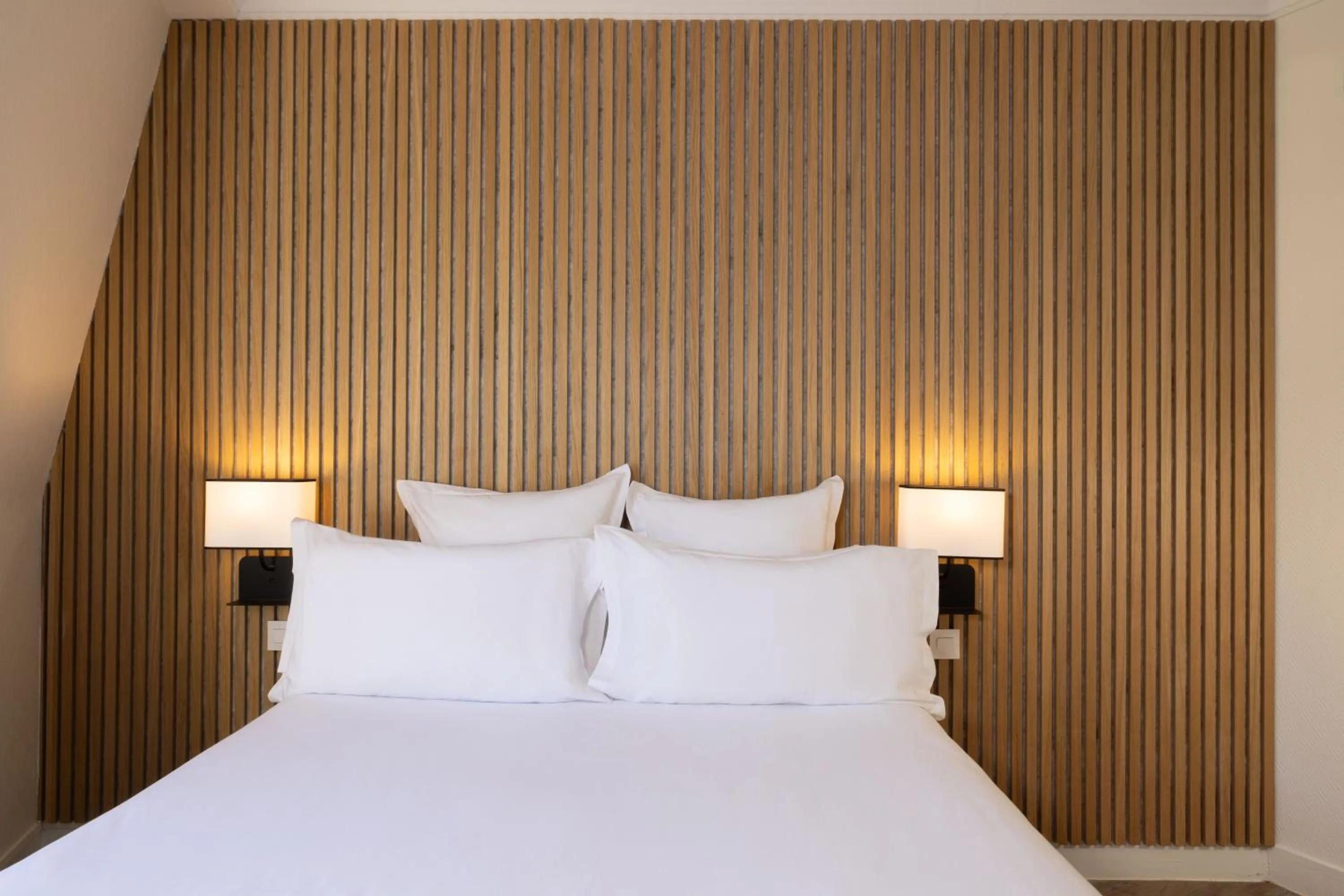 Bed in Hotel Korner Montparnasse