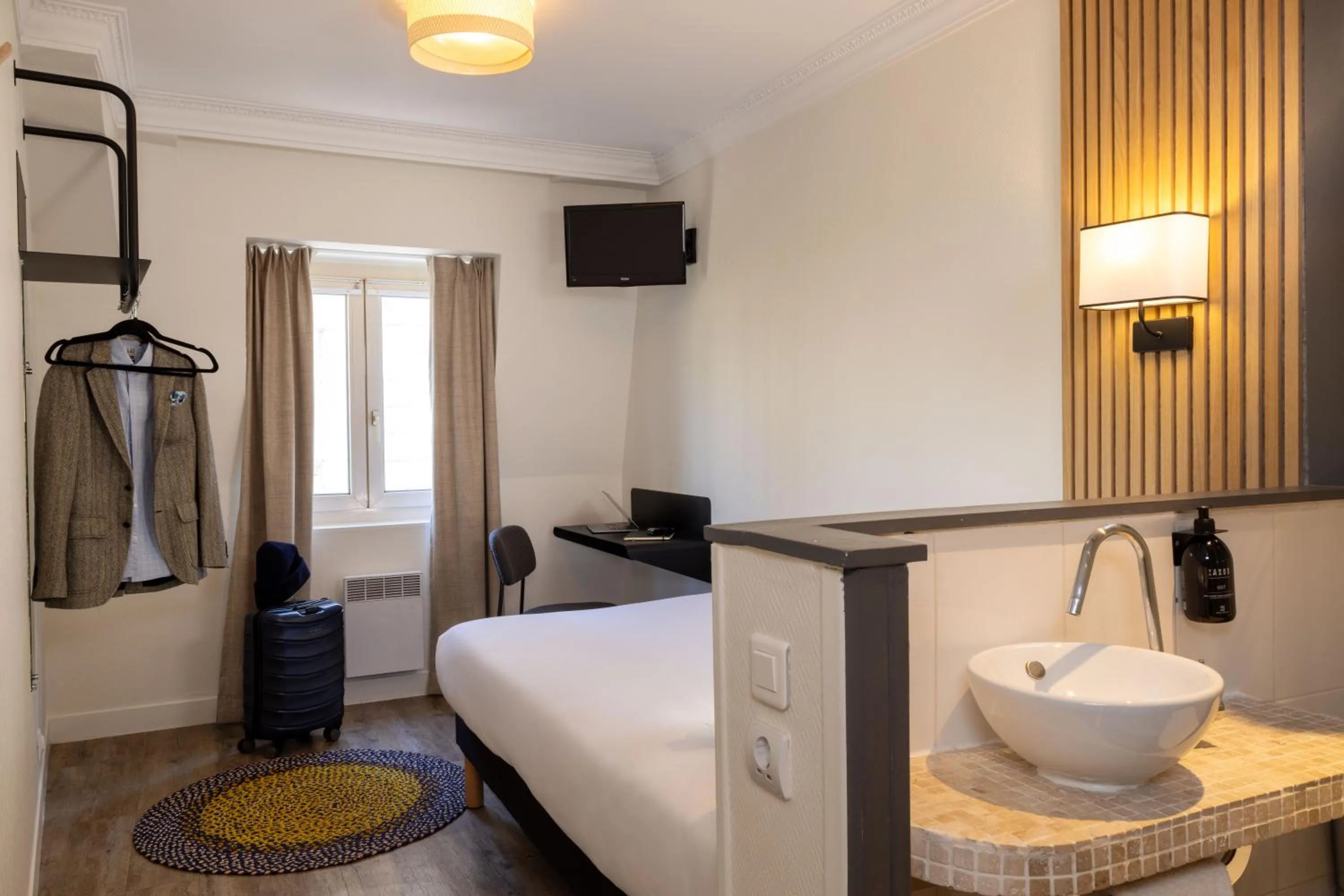 Photo of the whole room, Bed in Hotel Korner Montparnasse