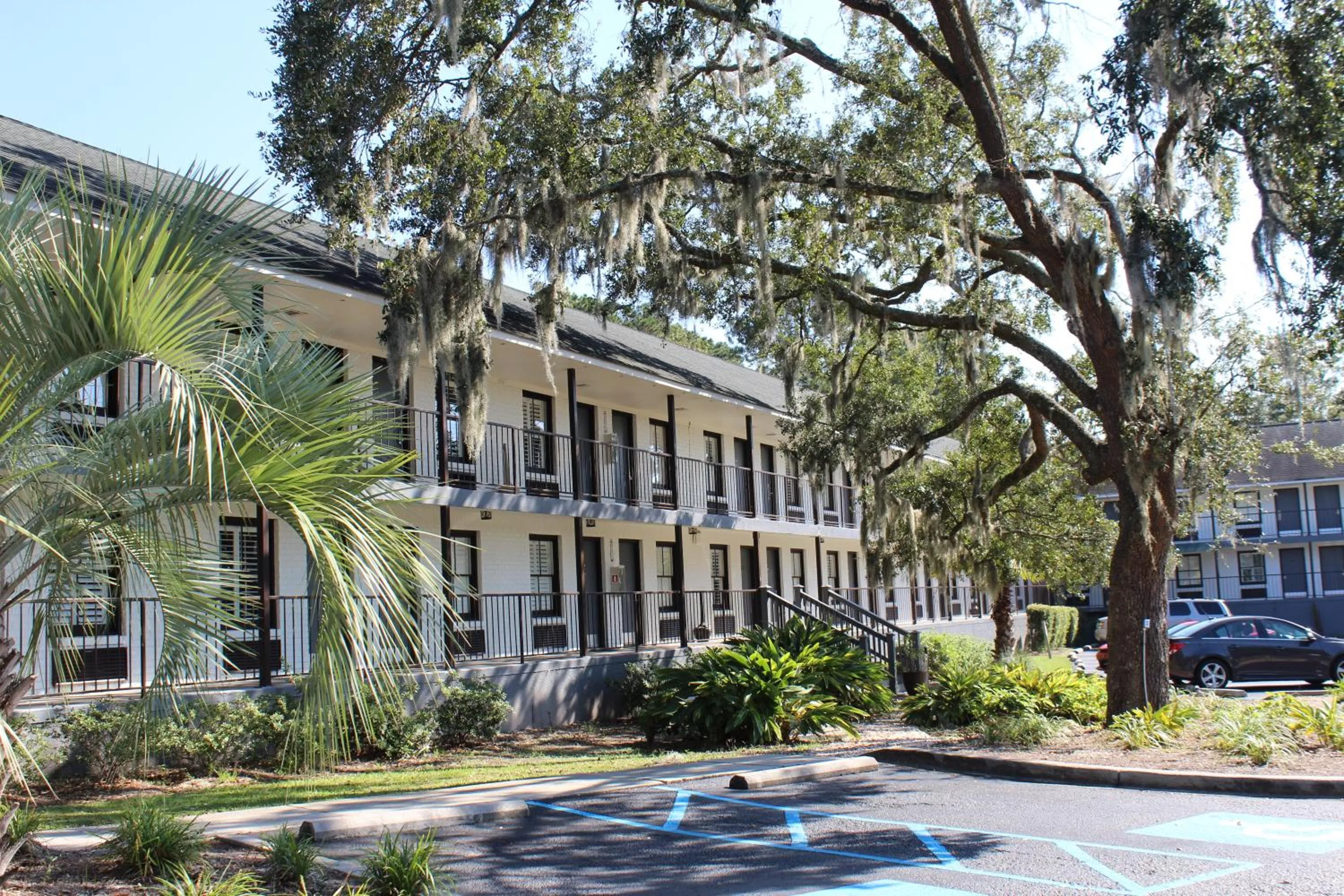 Property building in Charleston Creekside Inn