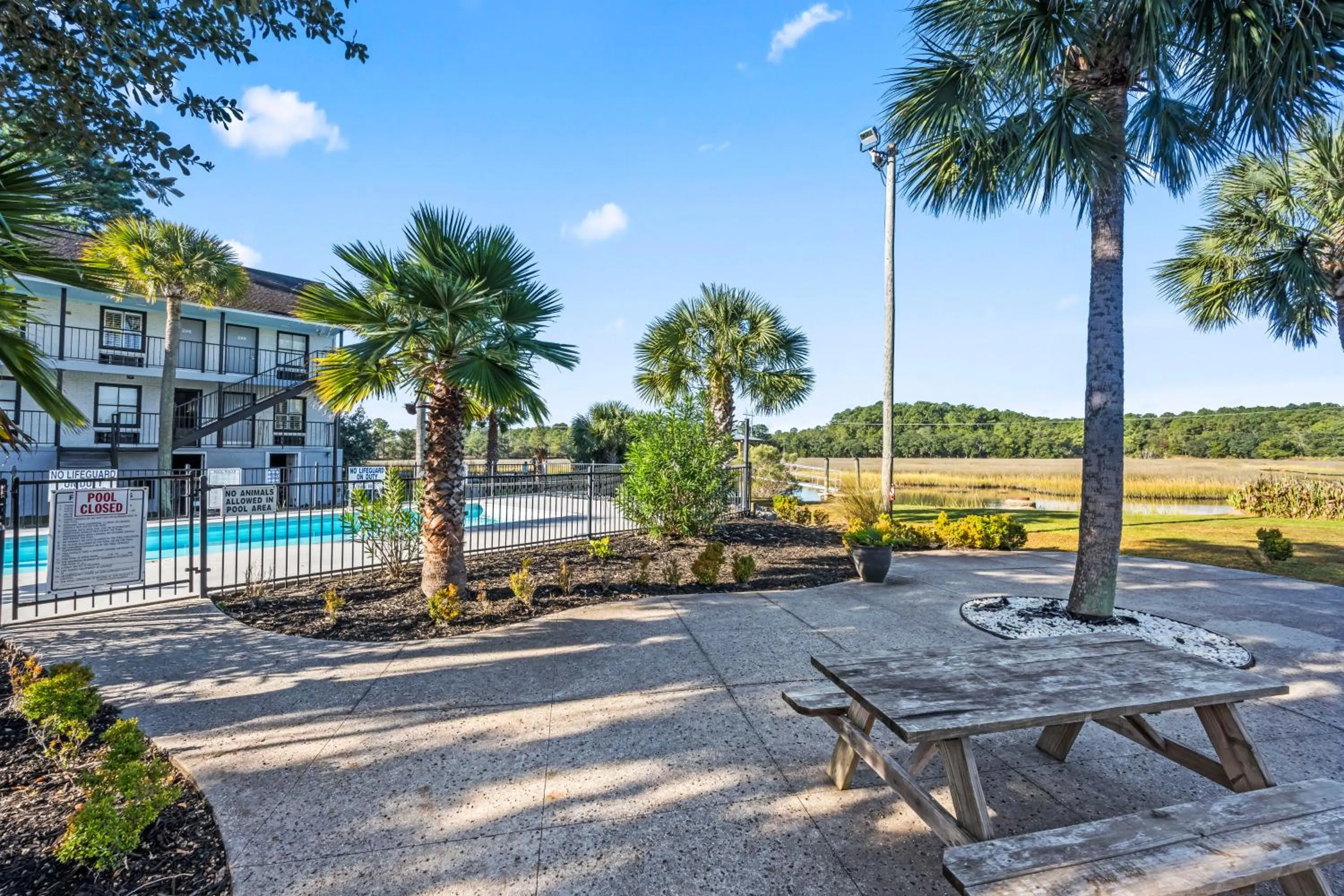 Swimming pool in Charleston Creekside Inn