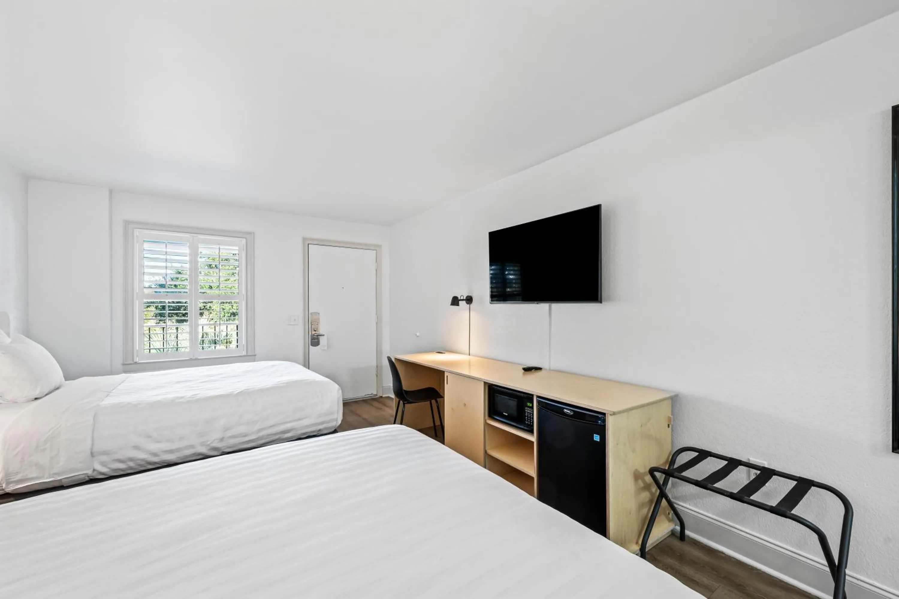 Photo of the whole room, Bed in Charleston Creekside Inn