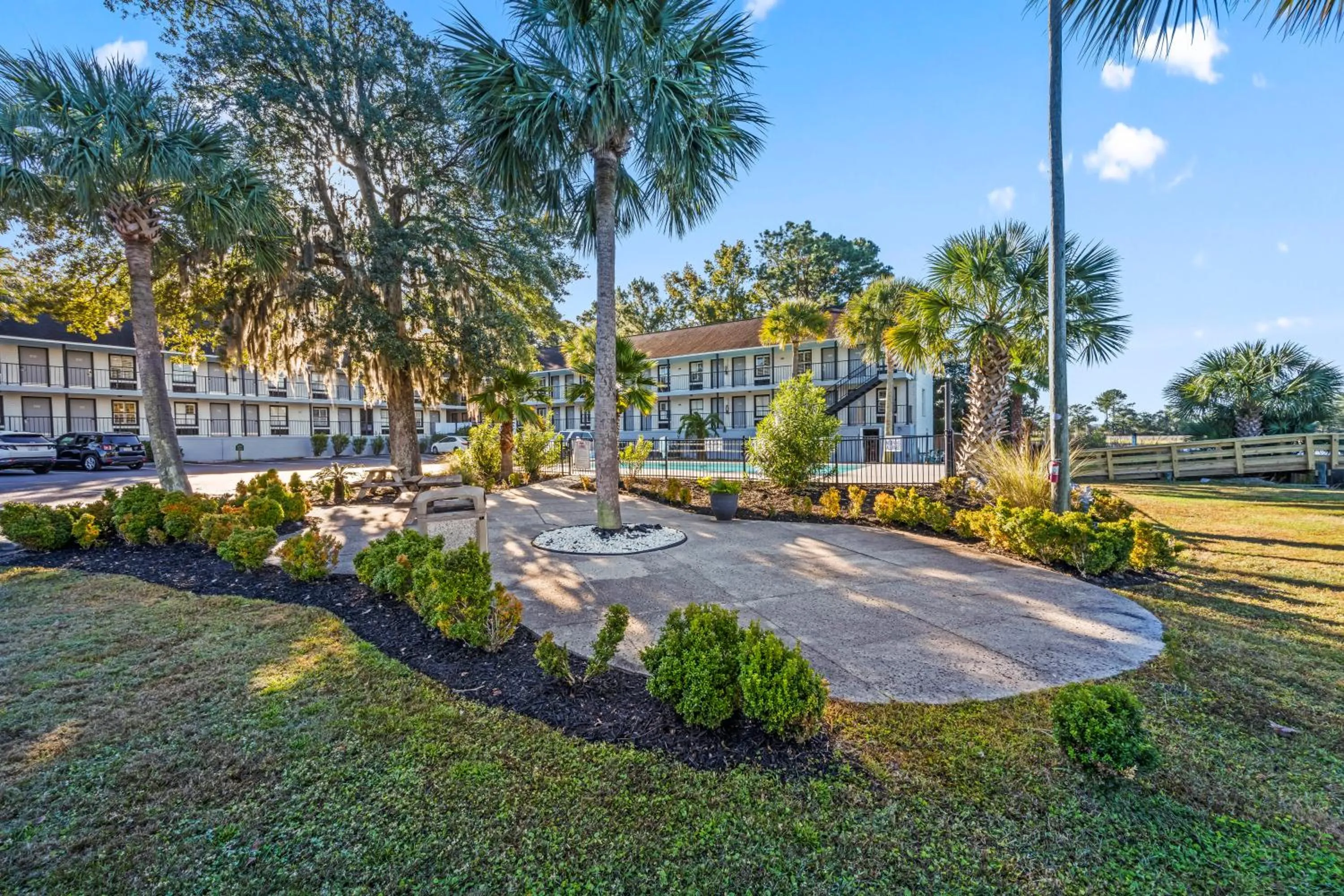 Property building in Charleston Creekside Inn