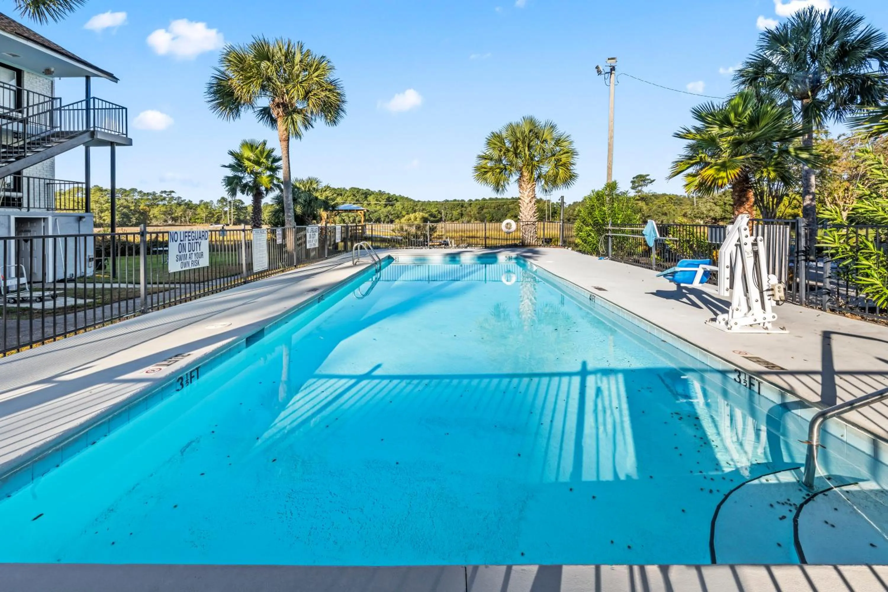 Swimming pool in Charleston Creekside Inn