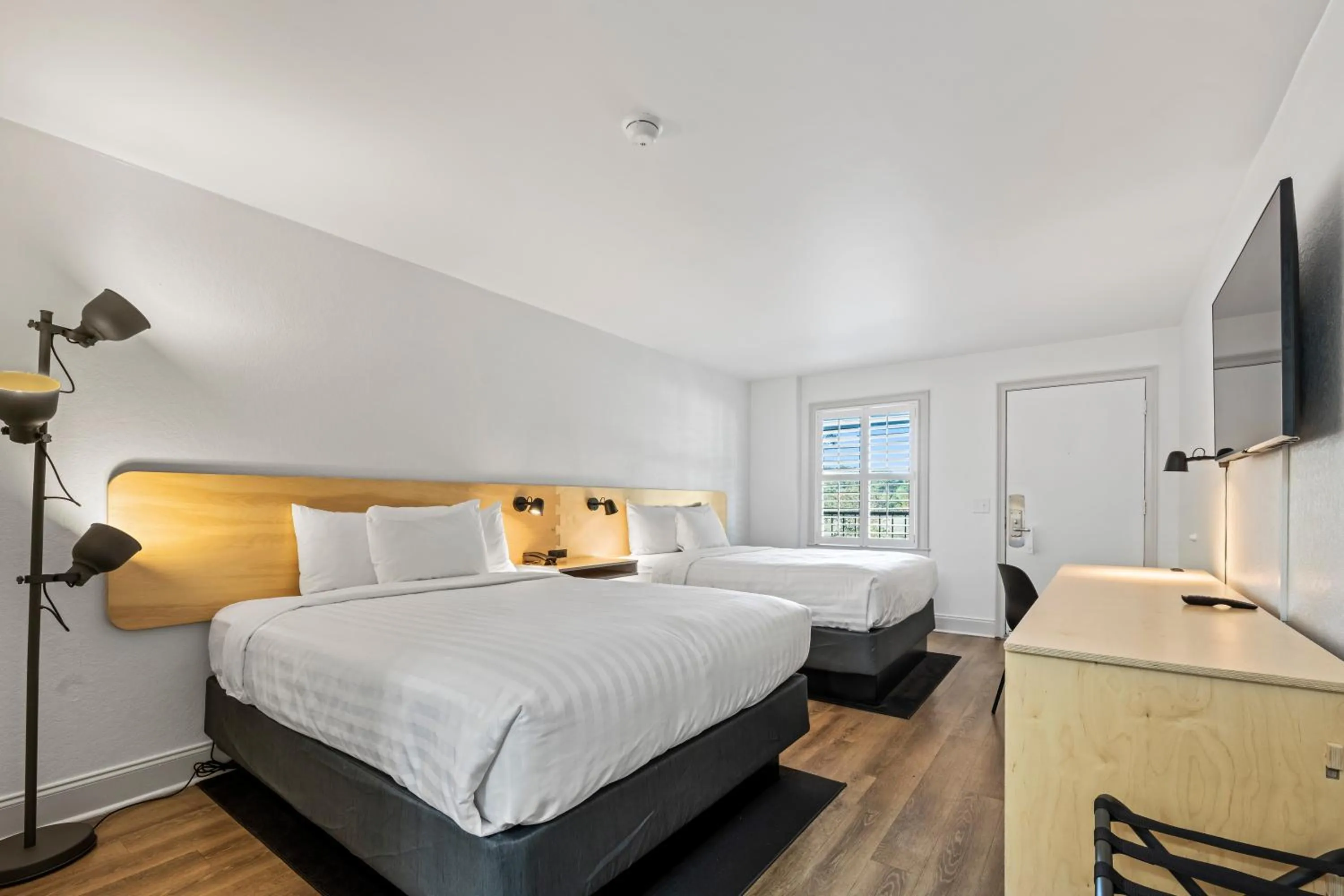 Photo of the whole room, Bed in Charleston Creekside Inn