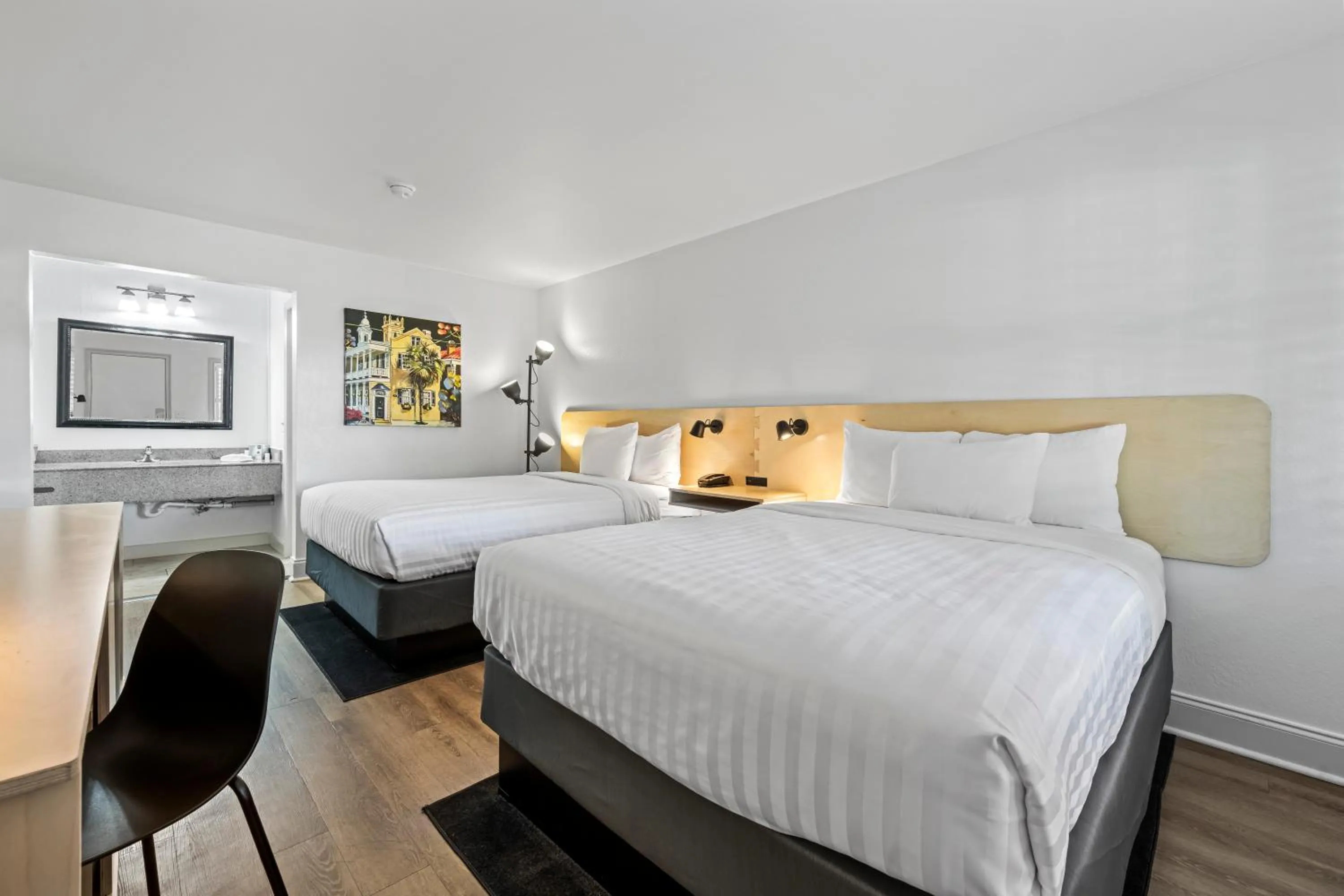 Photo of the whole room, Bed in Charleston Creekside Inn