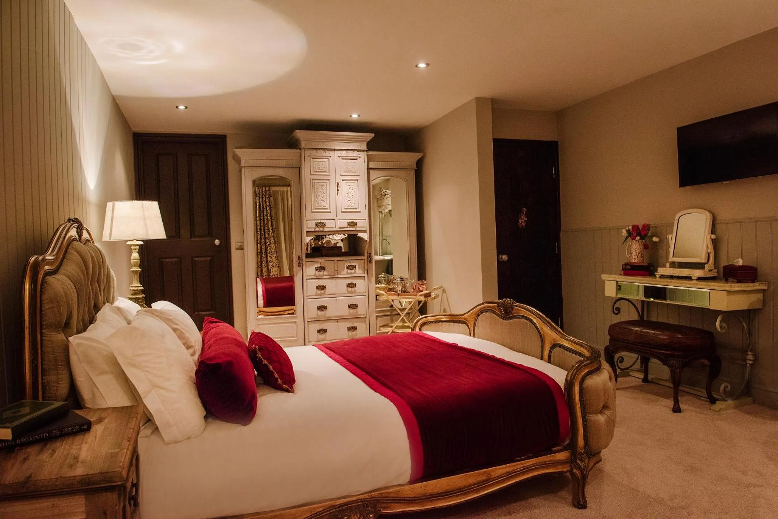 Photo of the whole room, Bed in The Joiners Arms