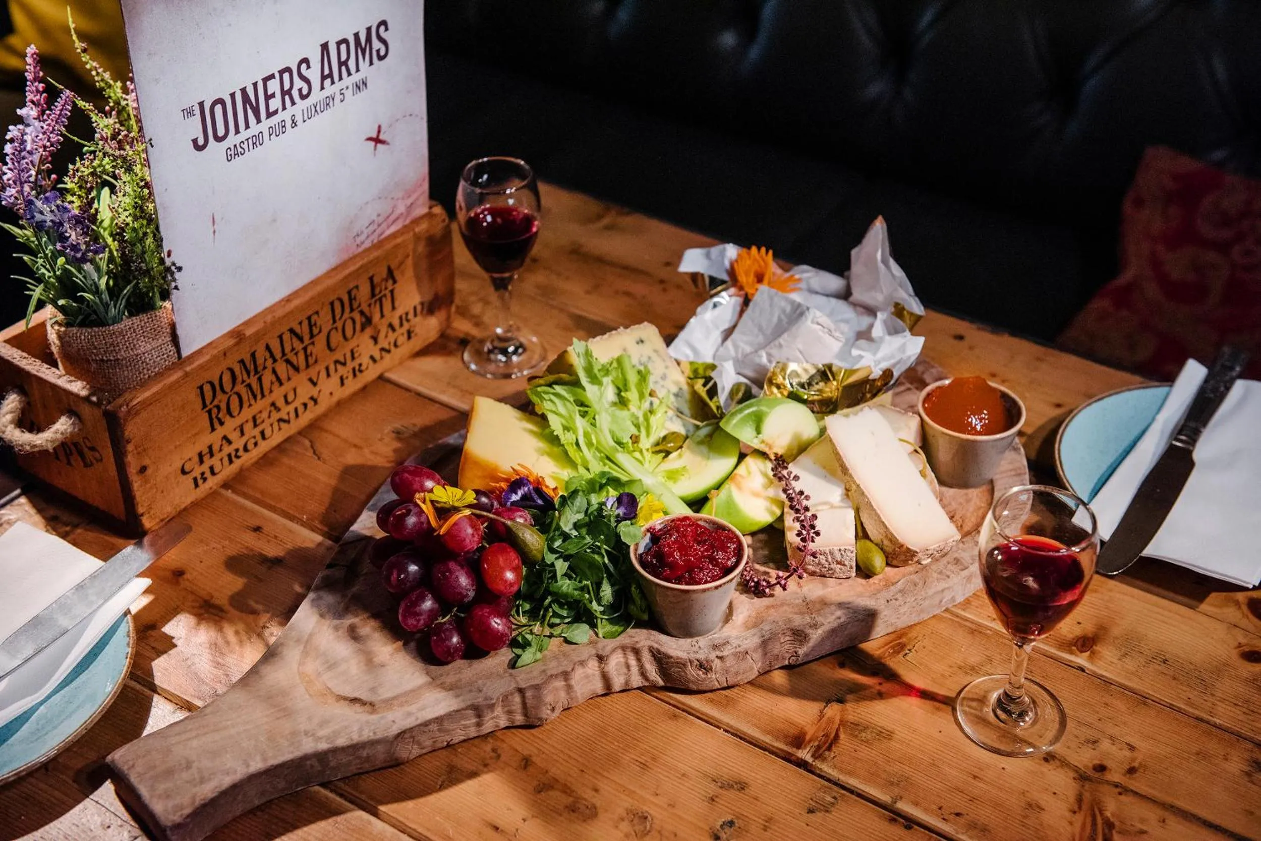 Food and drinks in The Joiners Arms