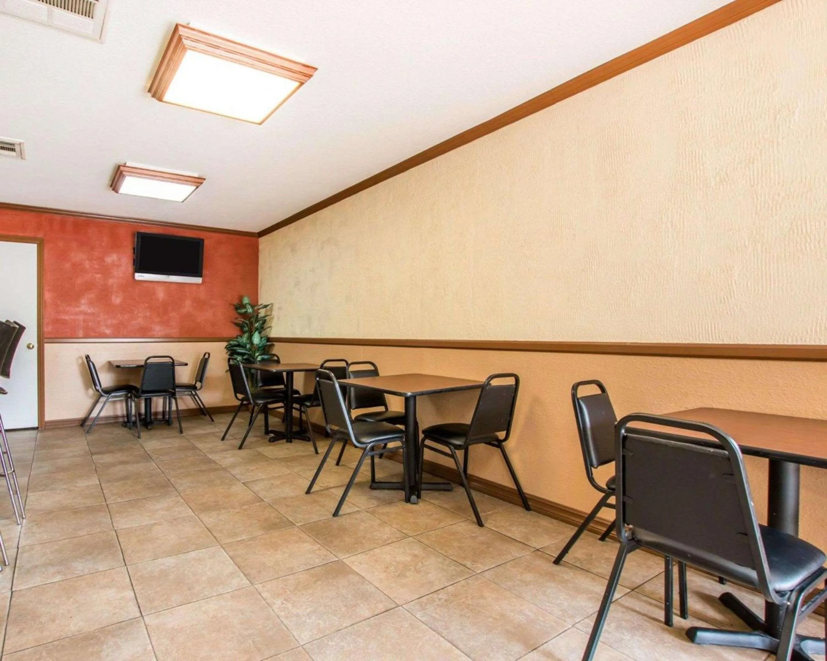 Restaurant/places to eat in Rodeway Inn Convention Center