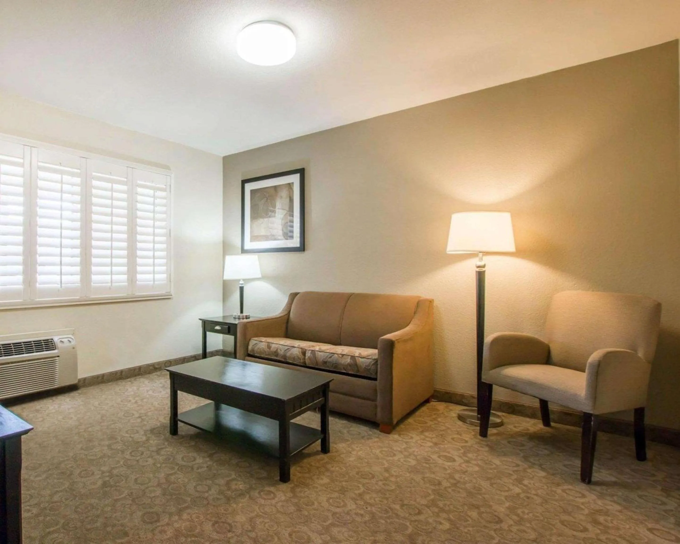 Bedroom in Rodeway Inn Convention Center