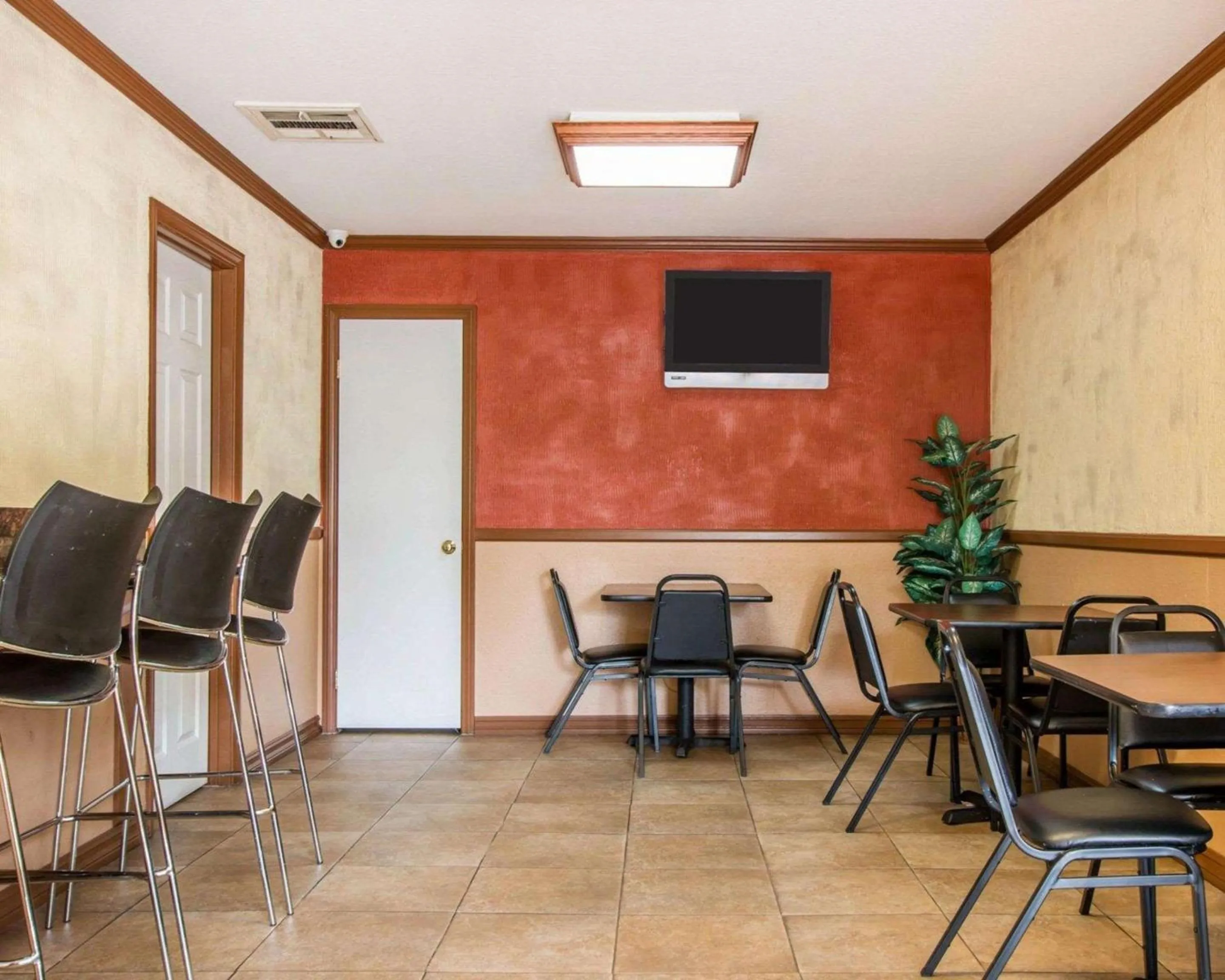 Restaurant/places to eat in Rodeway Inn Convention Center