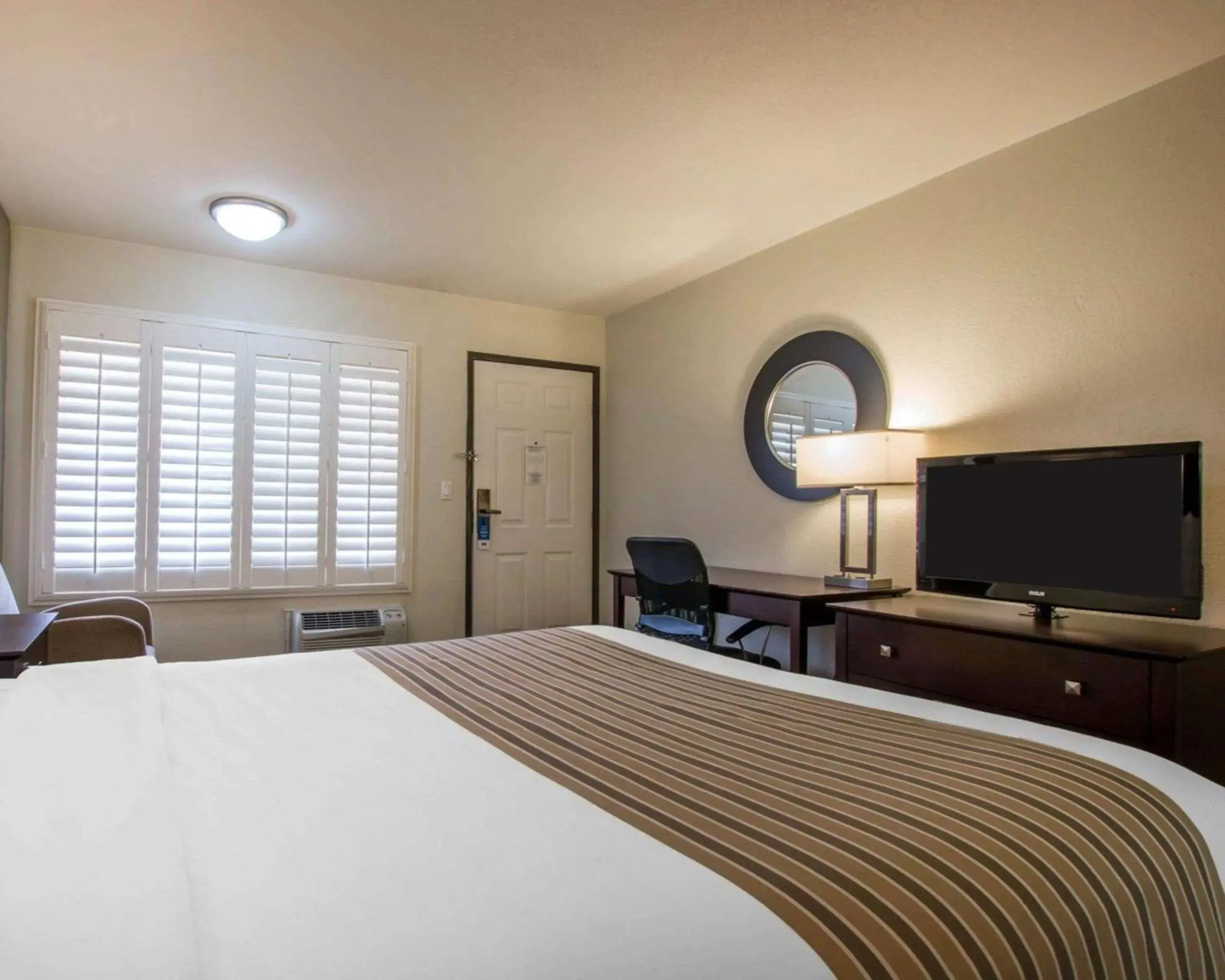 Queen Room - Non-Smoking in Rodeway Inn Convention Center Queen Room - Non-Smoking in Rodeway Inn Convention Center