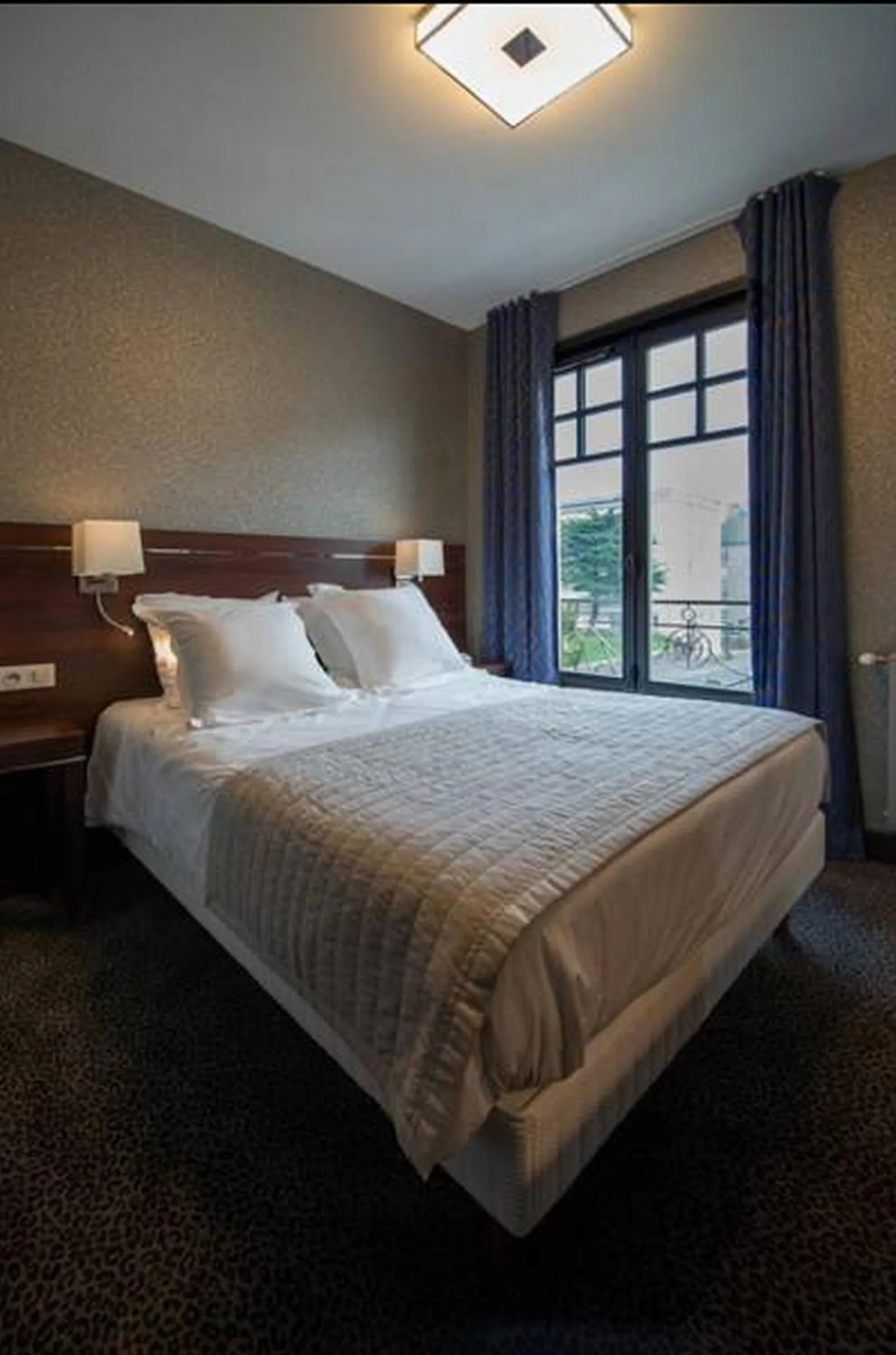 Photo of the whole room, Bed in Ambassadeurs Logis Hotel