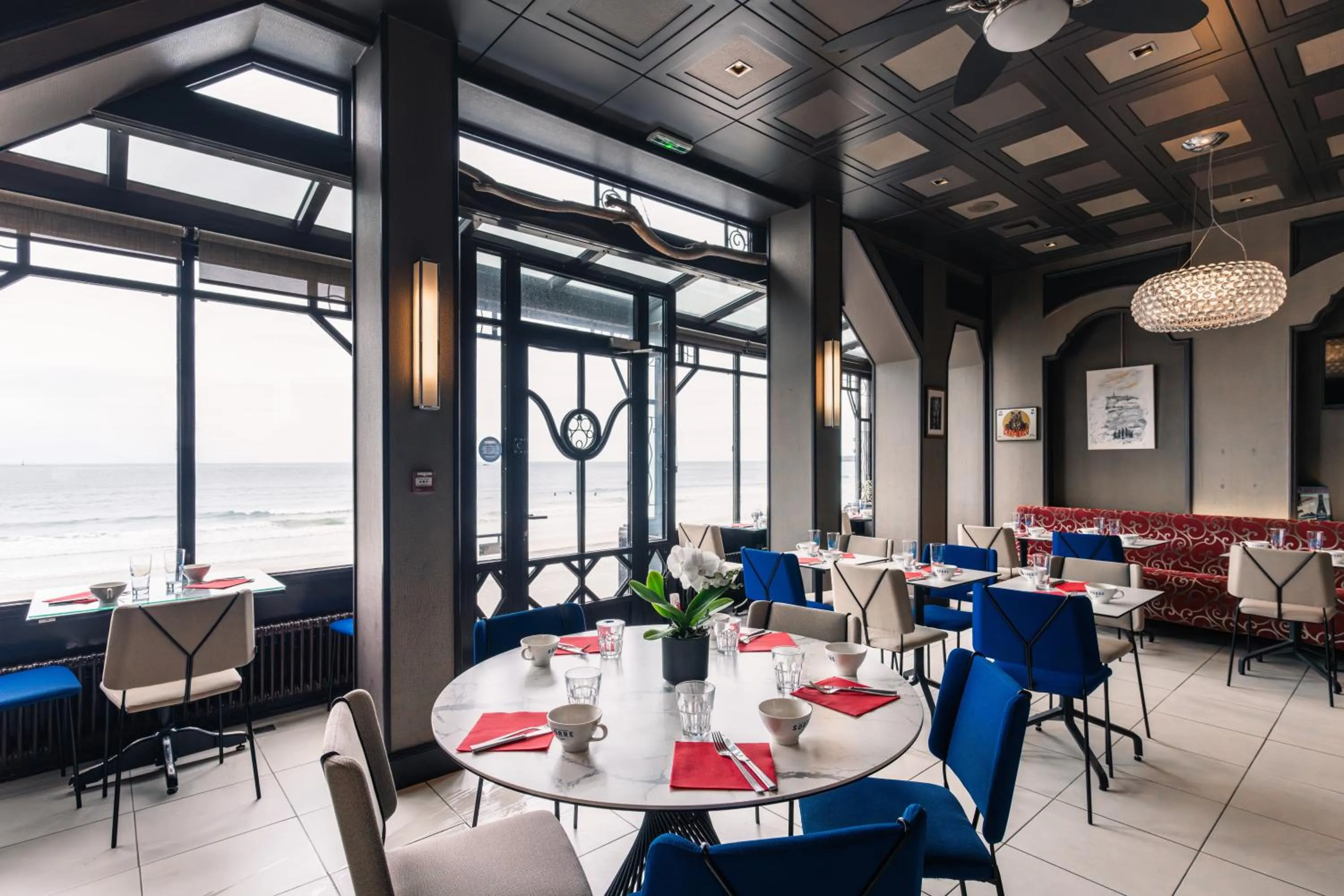 Restaurant/places to eat in Ambassadeurs Logis Hotel