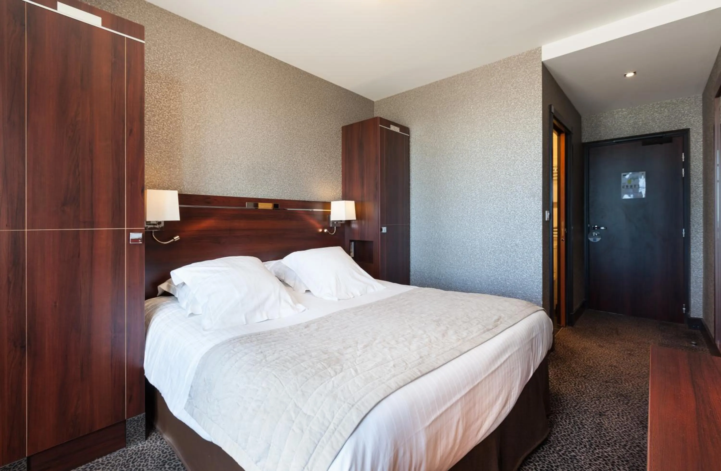 Bedroom, Bed in Ambassadeurs Logis Hotel