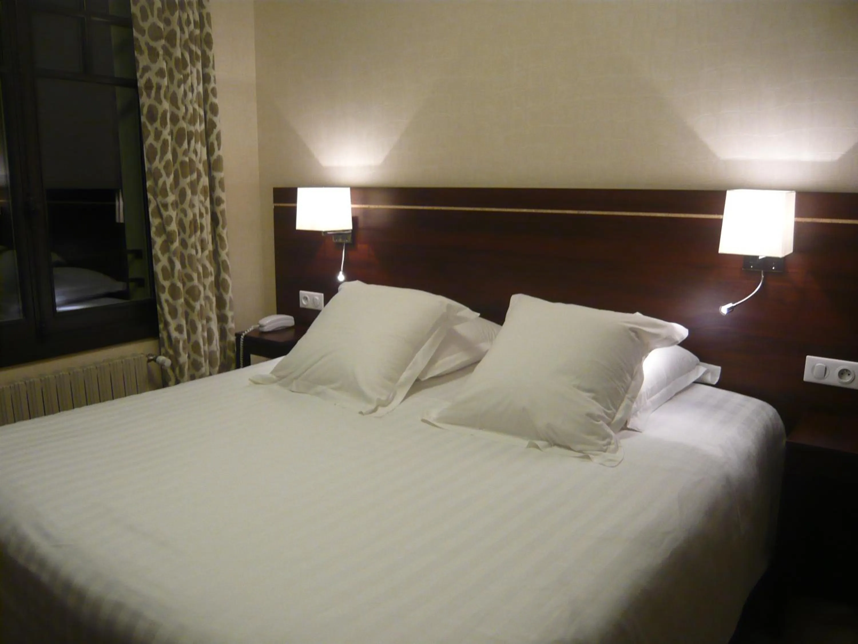 Bed in Ambassadeurs Logis Hotel