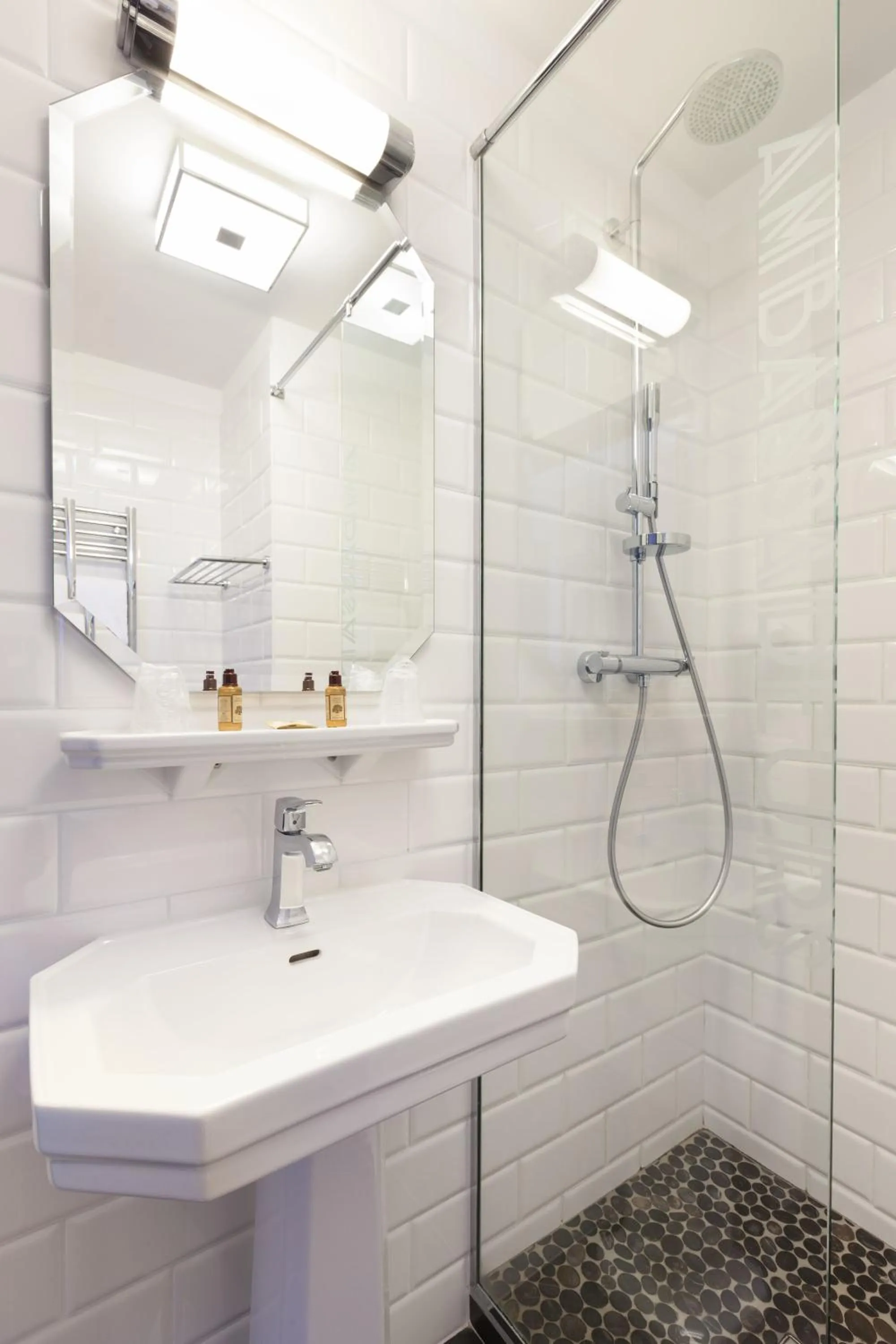 Shower in Ambassadeurs Logis Hotel