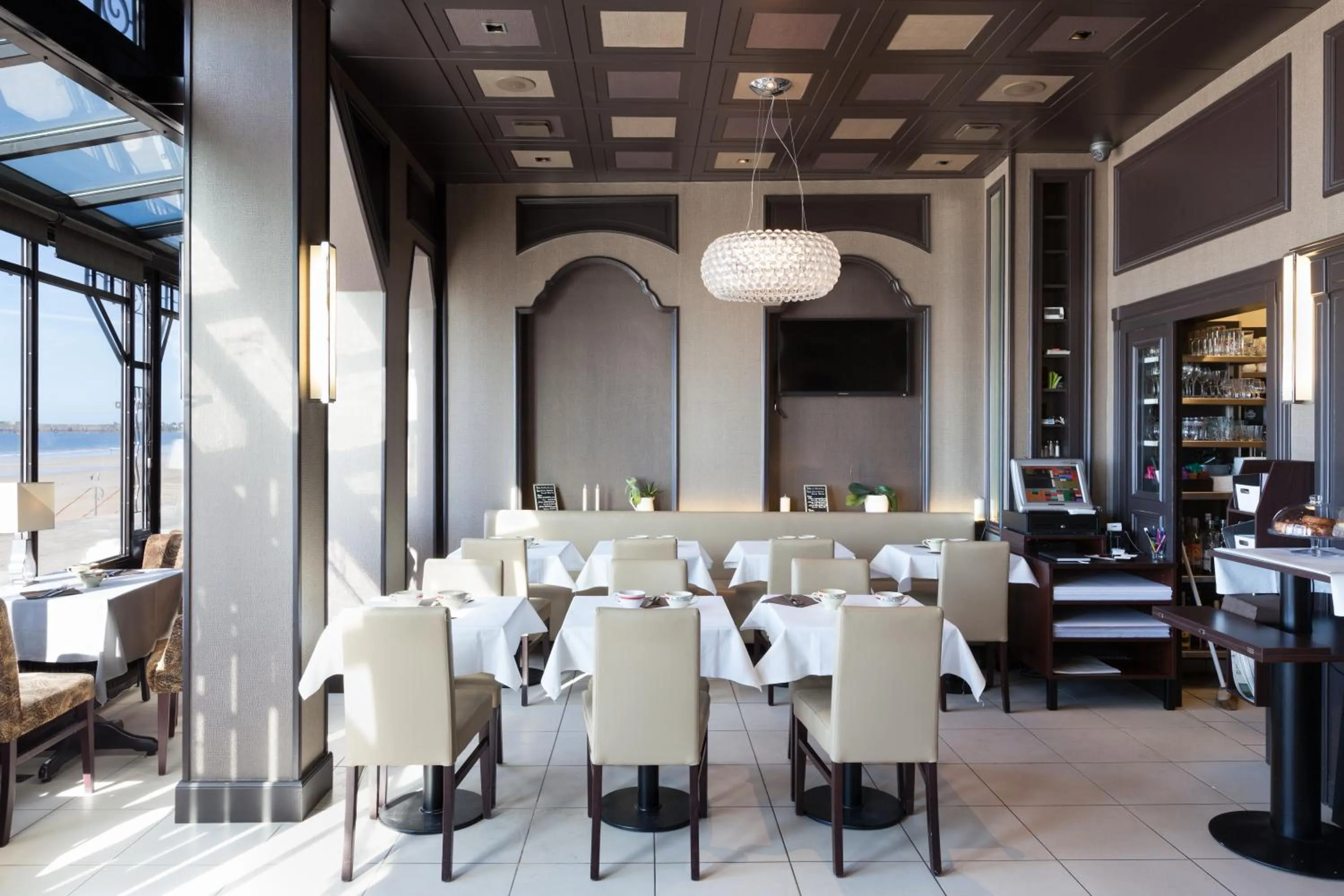 Restaurant/places to eat in Ambassadeurs Logis Hotel