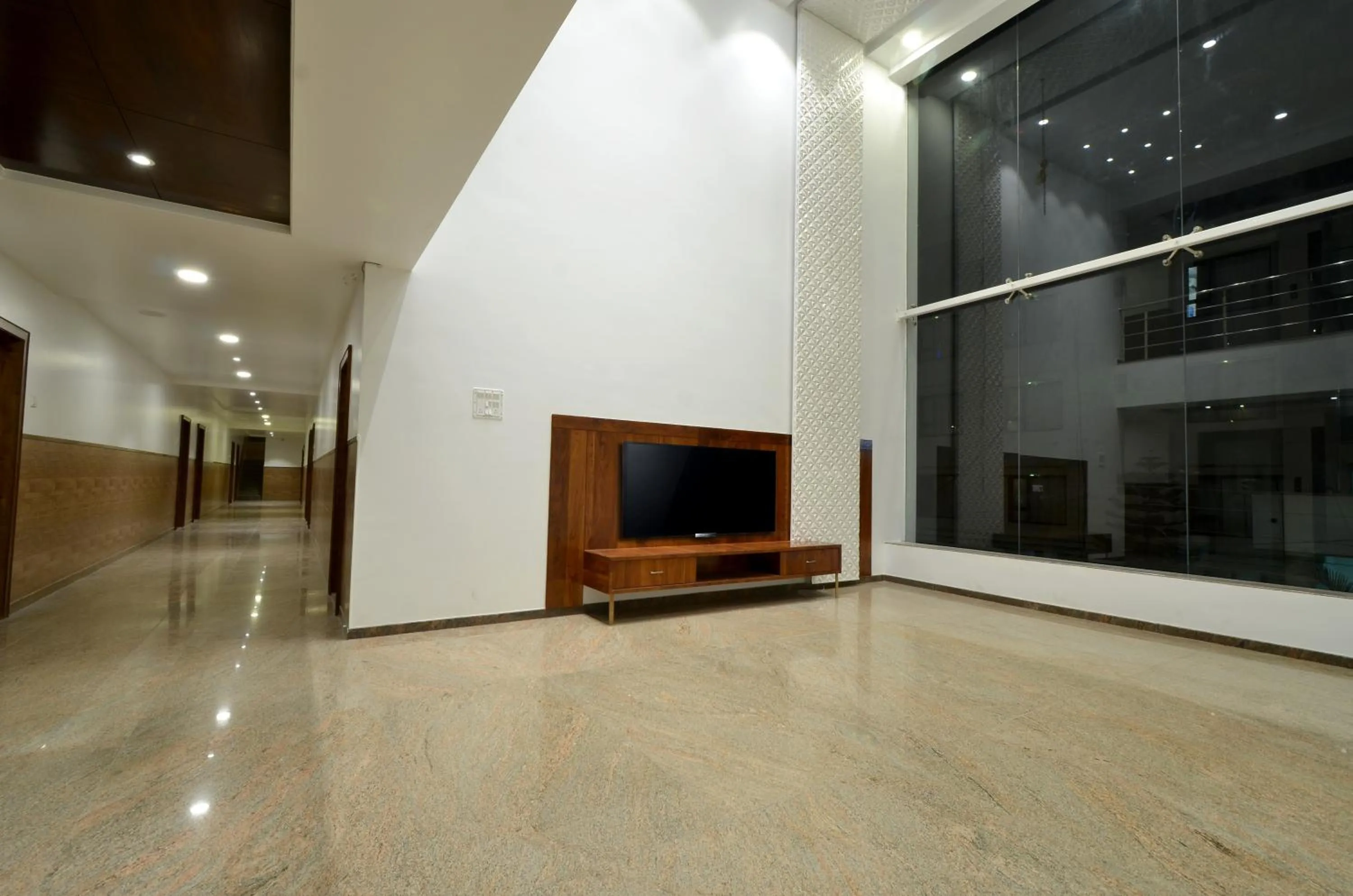 Communal lounge/ TV room in Hotel Dwarka Park