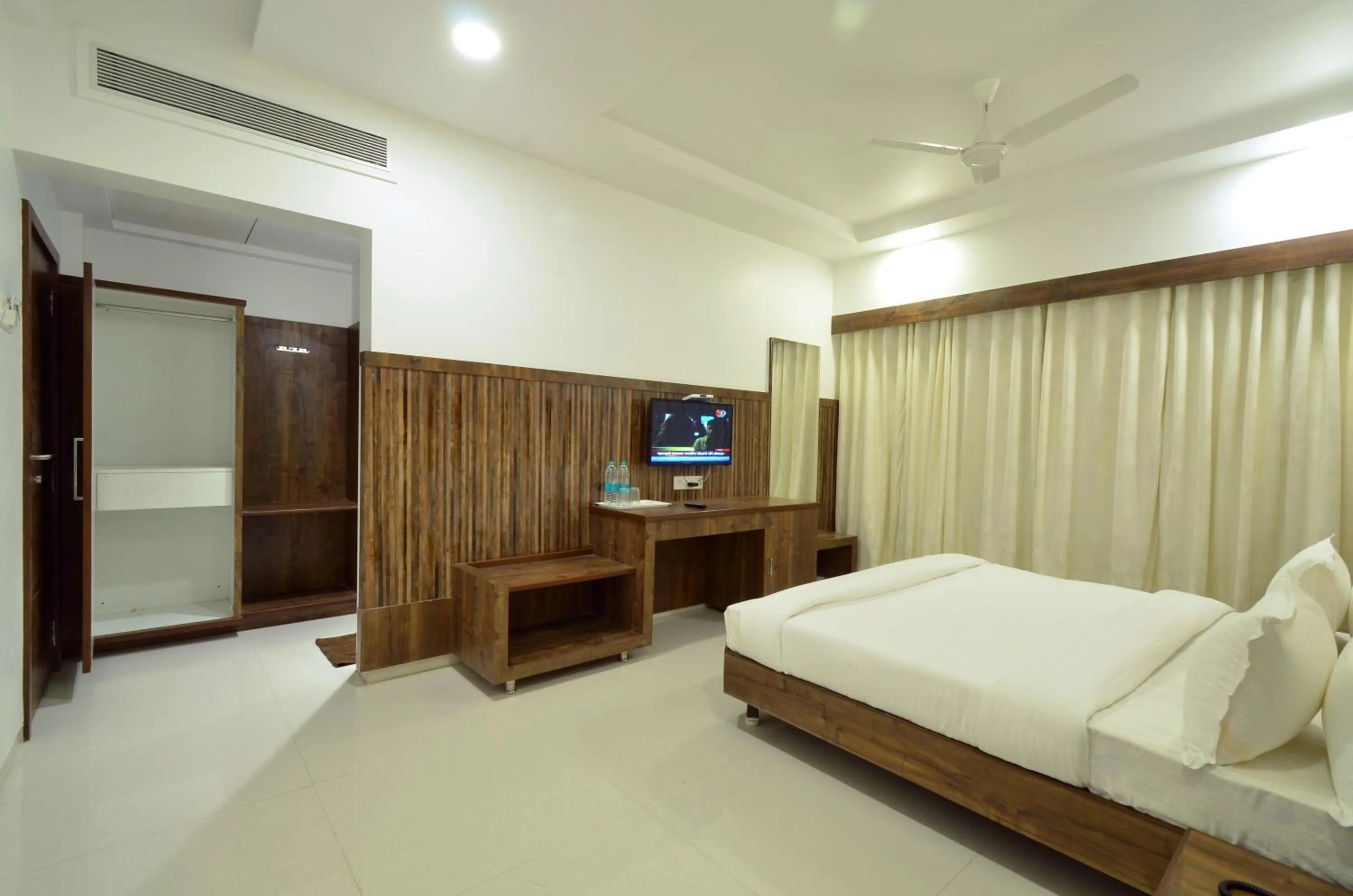 Photo of the whole room, Bed in Hotel Dwarka Park