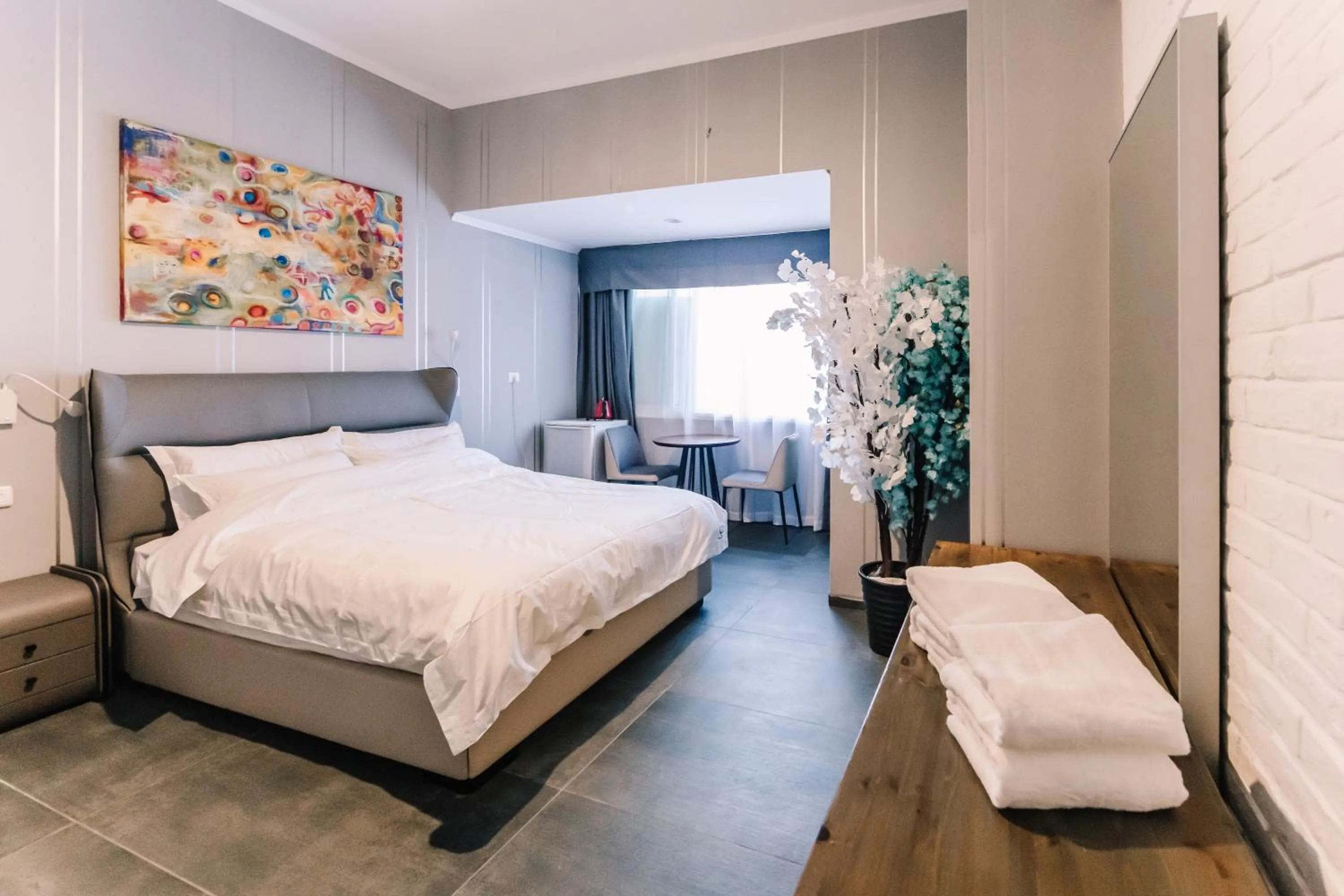 Photo of the whole room, Bed in King's Rooftop Studios