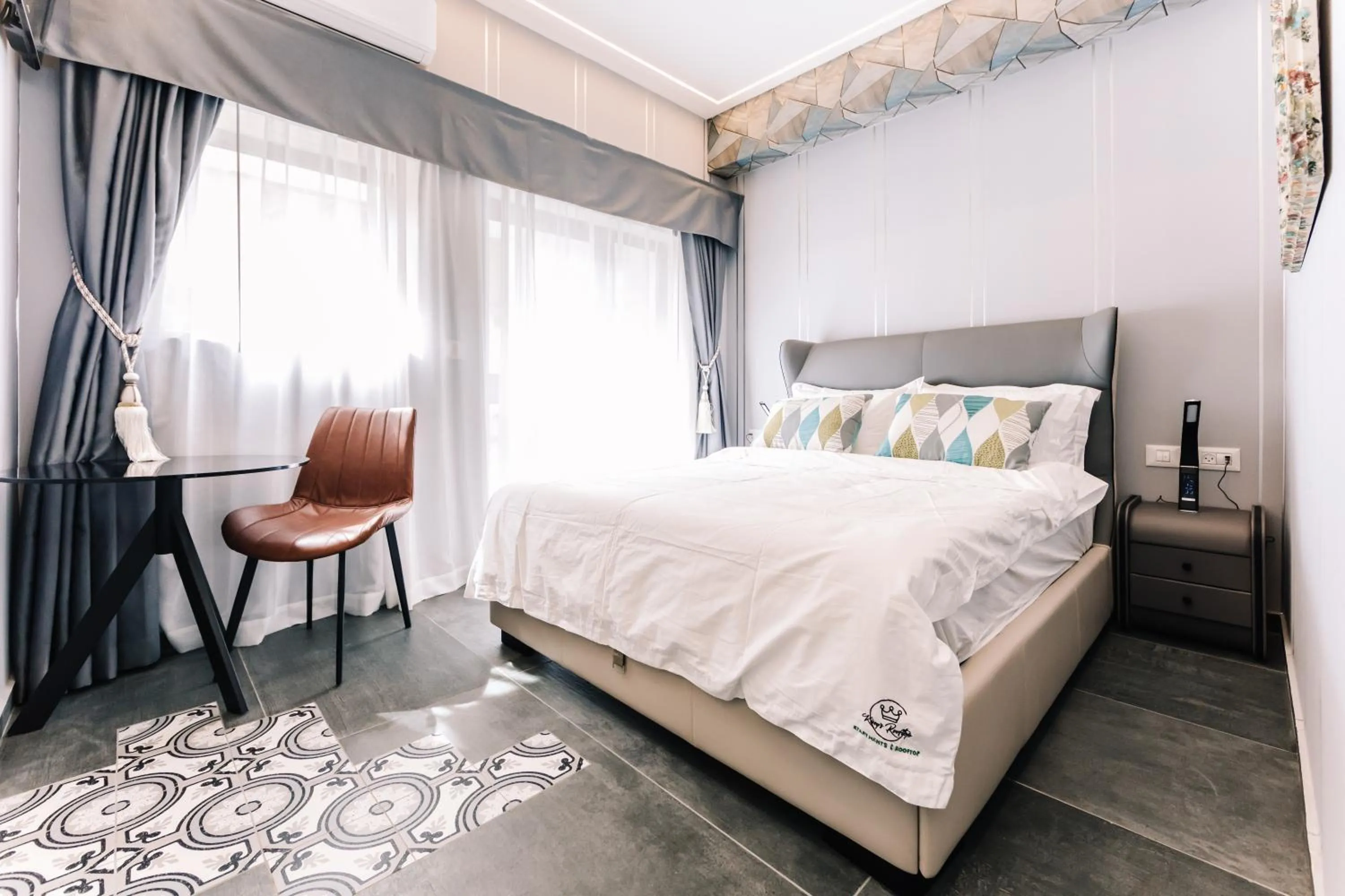 Photo of the whole room, Bed in King's Rooftop Studios