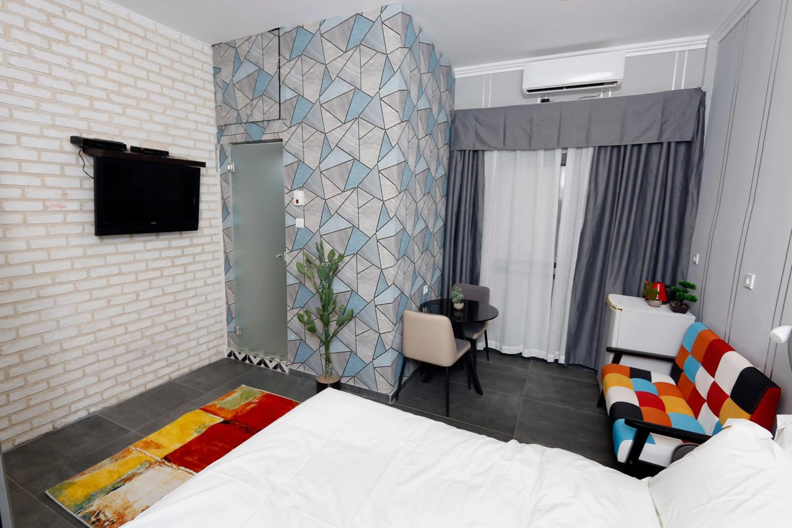 Photo of the whole room, Bed in King's Rooftop Studios