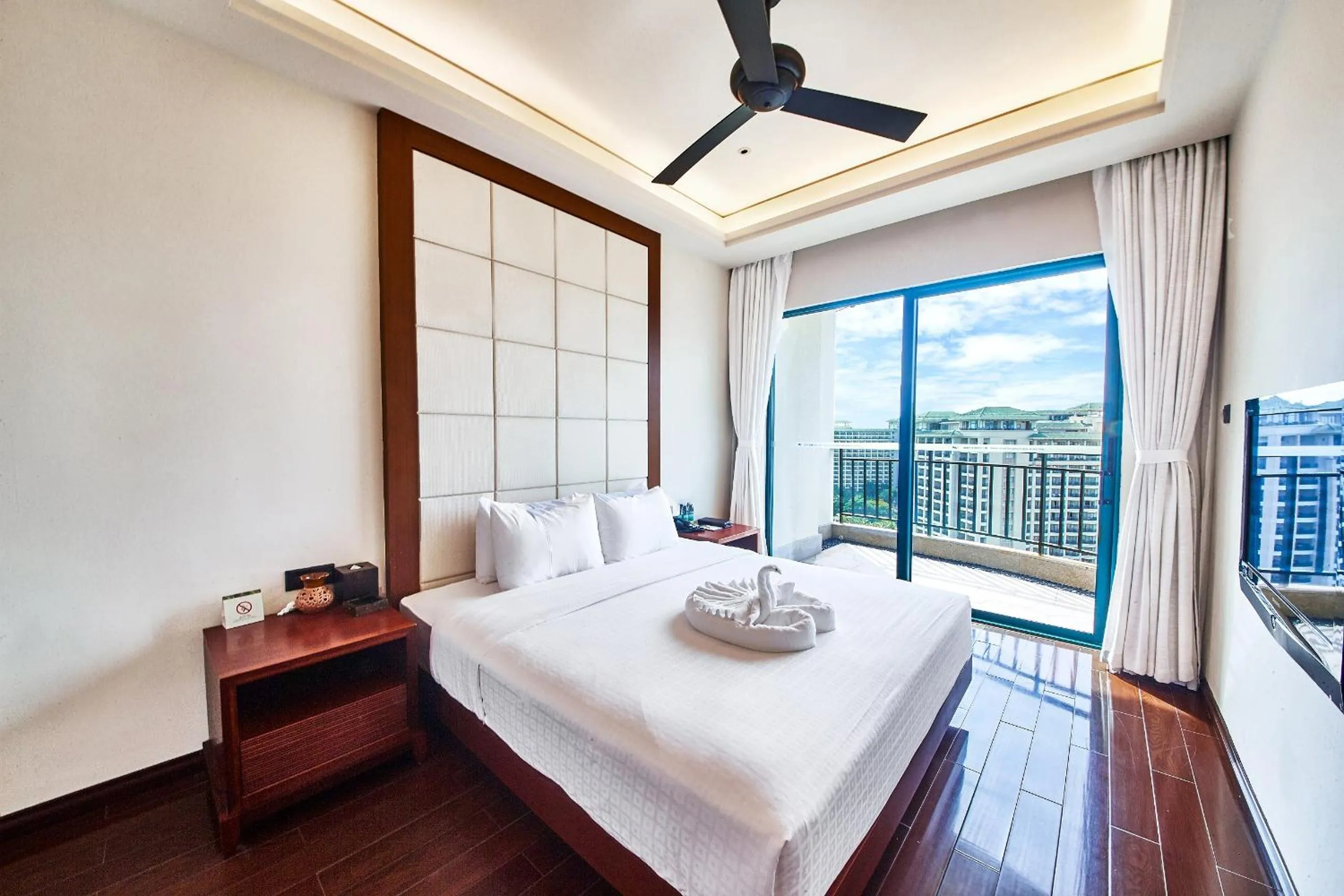 Bed in Ocean Sonic Resort Sanya