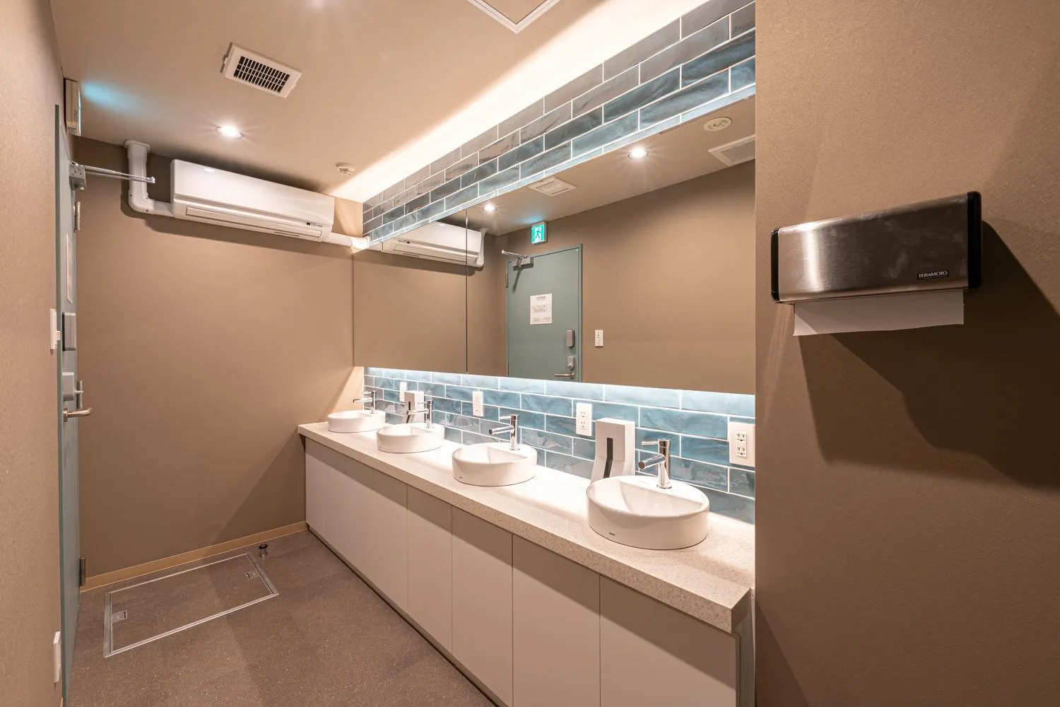 Bathroom in Wise Owl Hostels Kyoto