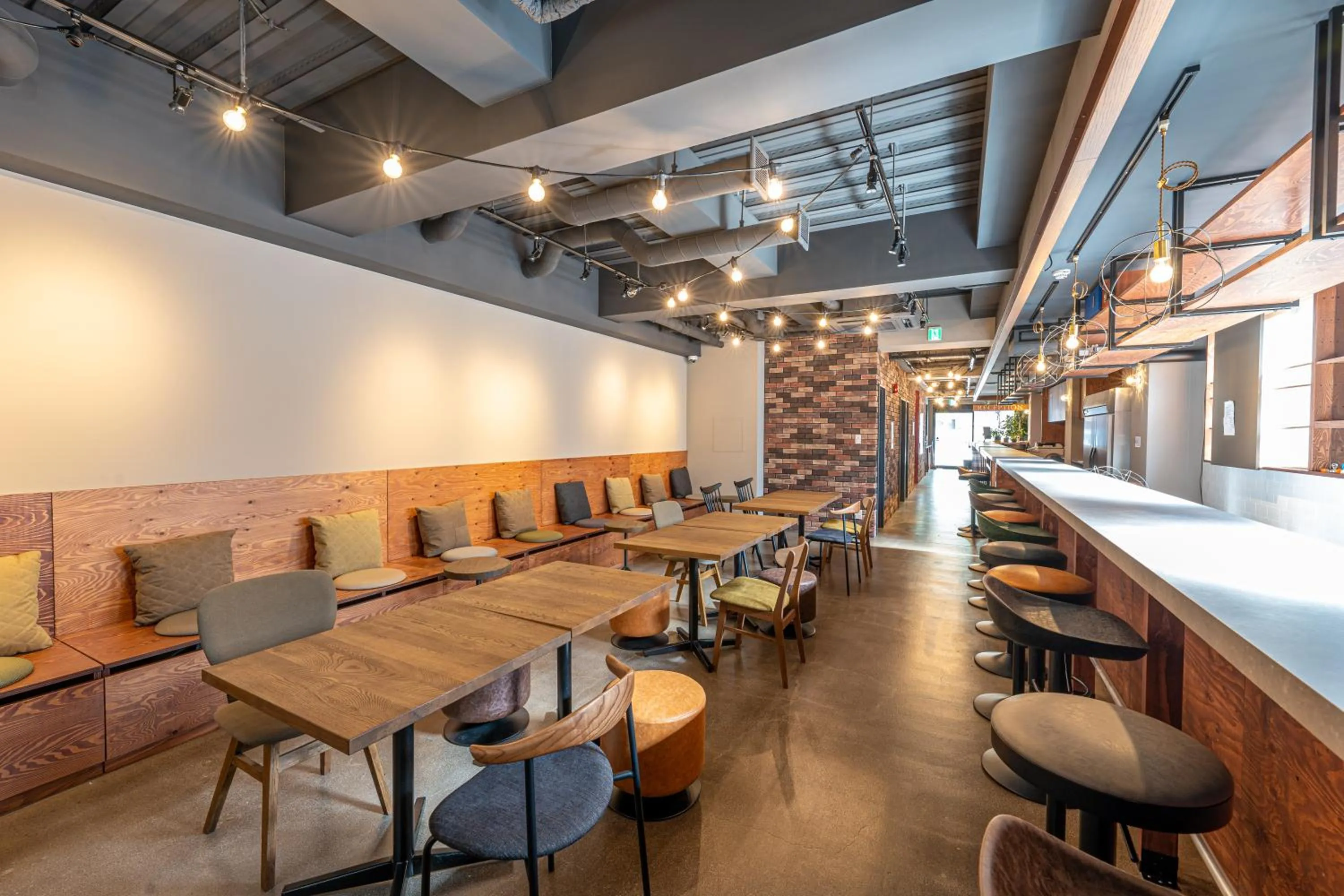 Communal lounge/ TV room in Wise Owl Hostels Kyoto