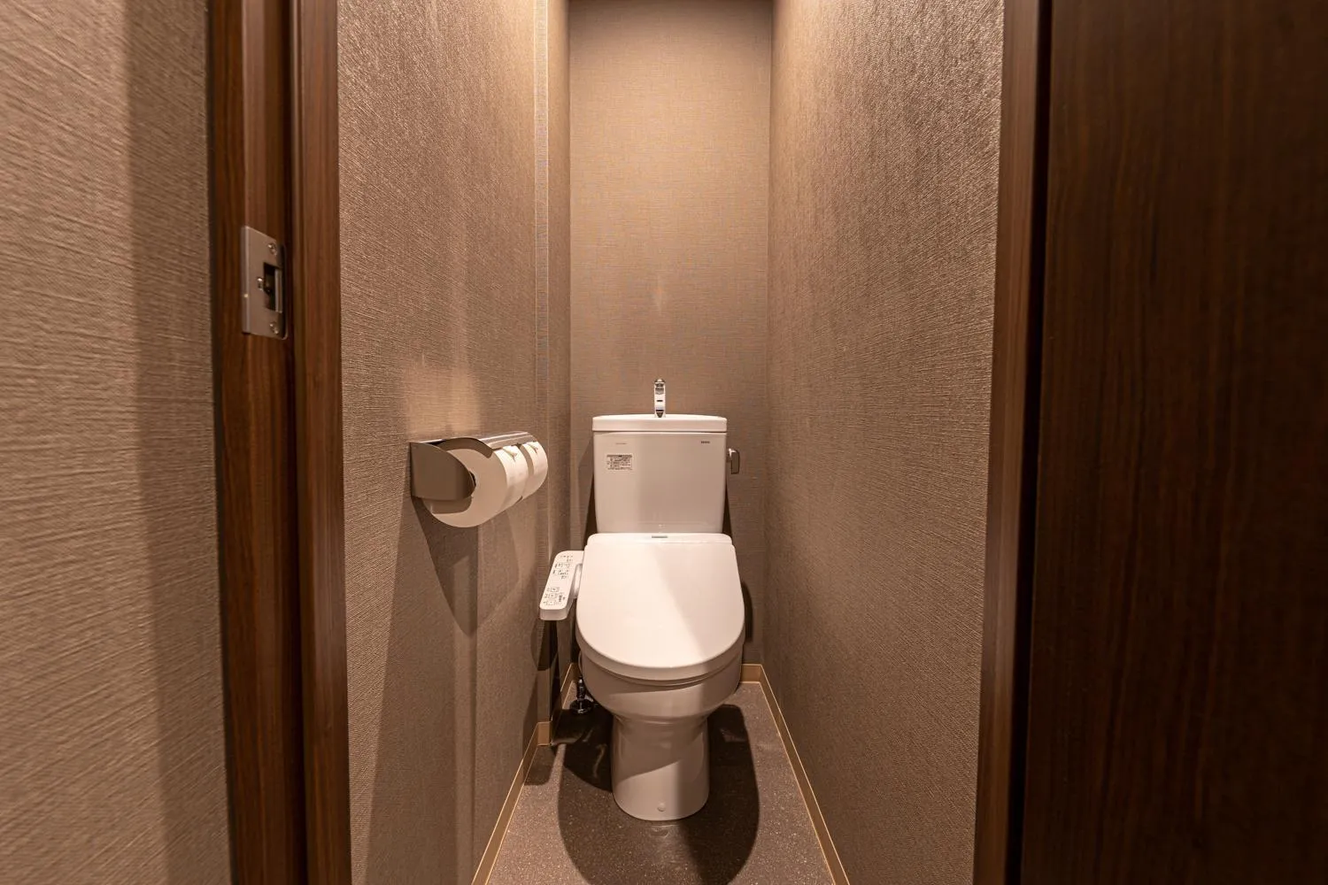 Toilet in Wise Owl Hostels Kyoto