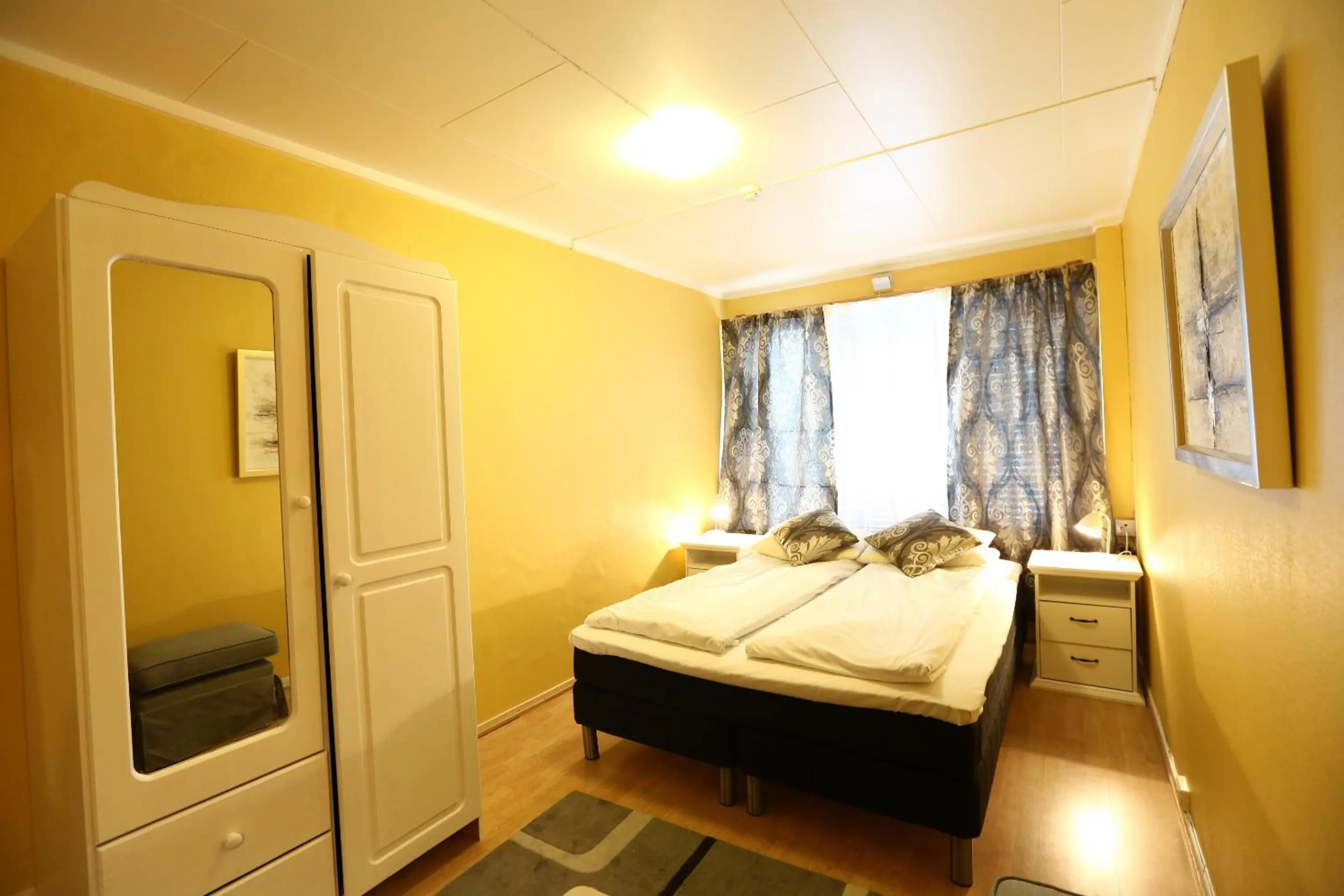 Day, Bed in Barents Hotell