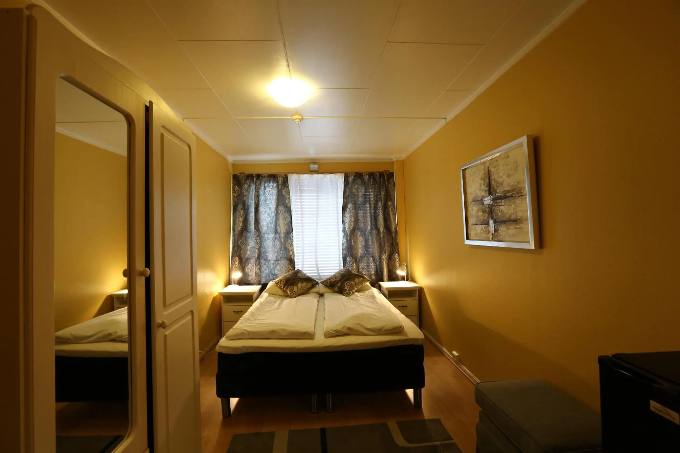 Day, Bed in Barents Hotell