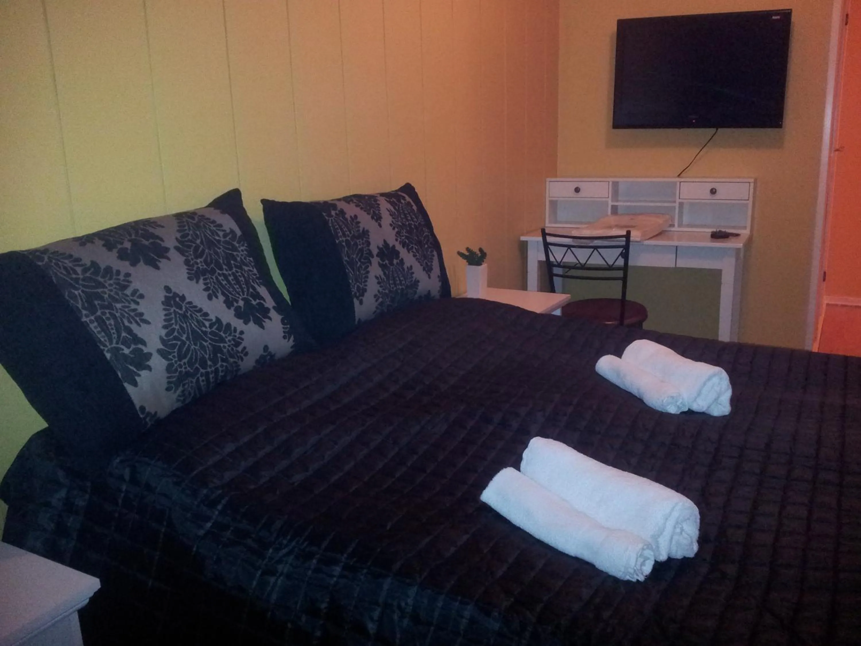 Bed in Barents Hotell