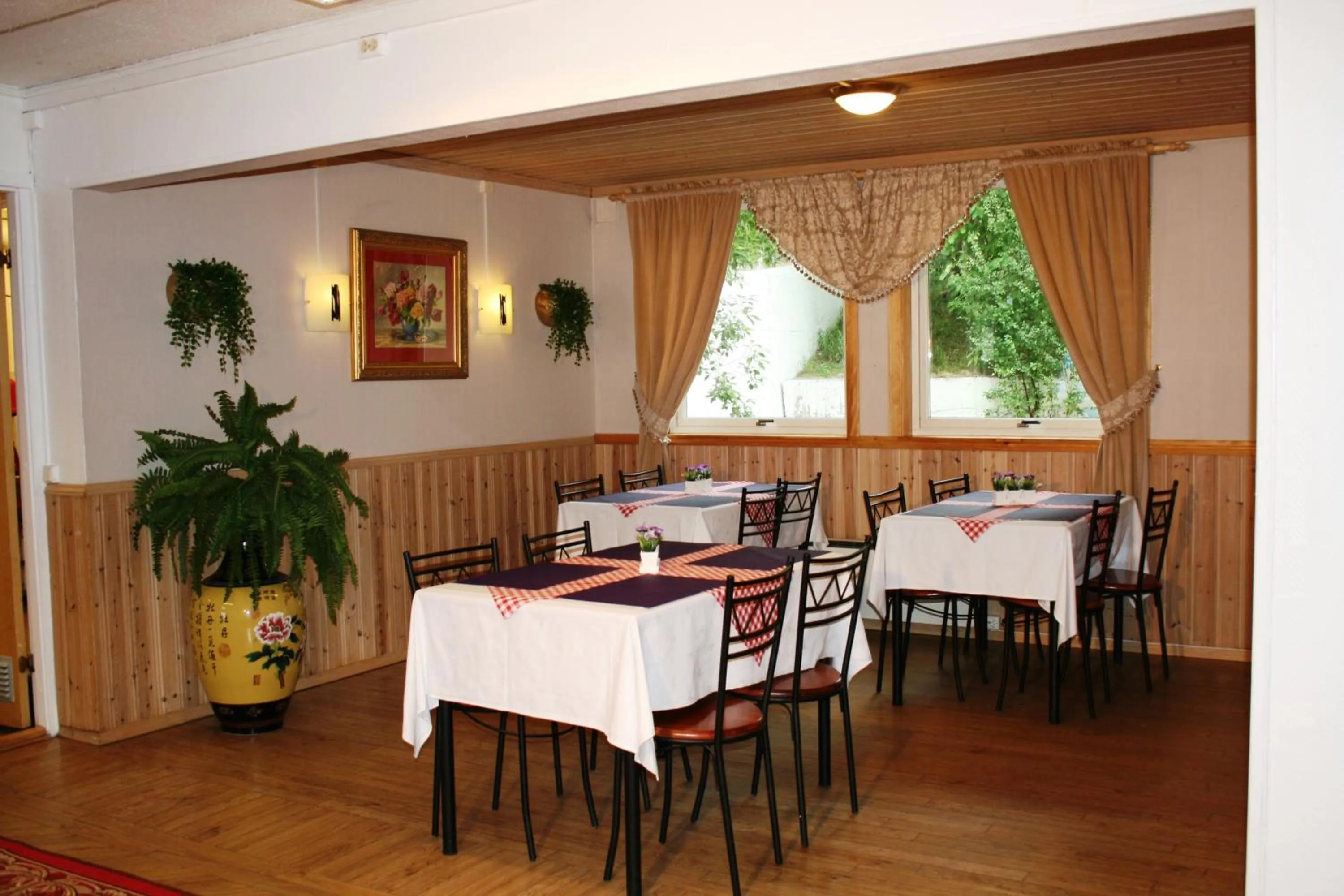 Restaurant/places to eat in Barents Hotell